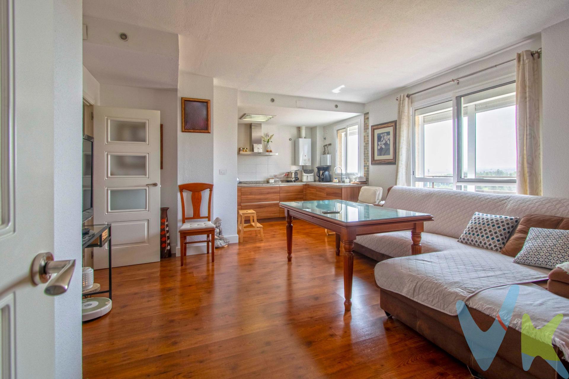 Magnífico piso en plena Avda. del Deporte con TRASTERO y DOS PLAZAS DE GARAJE, una de ellas con una superficie útil de 69,20m2 con capacidad de hasta 3 coches!!!. Amplio, acogedor y muy luminoso, tiene 68,10m2 útiles distribuidos en amplio salón al que se la ha incluido la cocina, que se queda amueblada y equipada con electrodomésticos. Tres estupendos dormitorios muy luminosos y dos baños completos, uno con bañera en suite y el otro con placa de ducha en pasillo distribuidor. Solería de tarima, ventanas climalit con mosquiteras, puertas lacadas en blanco y climatización central. Su estupenda orientación este oeste le garantiza luz natural durante todo el día. Situado en bloque con ascensor dentro de una bonita urbanización cerrada. Vivienda de VPO en Régimen Especial, consúltenos las condiciones. Póngase en contacto con nosotros y encantados le acompañamos a visitarlo!!. . Informamos a nuestros clientes que el precio de venta no incluye lo siguiente: Honorarios de la agencia inmobiliaria, Impuestos (I.T.P., I.V.A. o A.J.D., en su caso) ni otros gastos de la compraventa (gastos de Registro de la Propiedad, Notaría, Gestoría ni de posible Financiación). Documento F.I.S. a disposición del consumidor según Decreto 218/2005 Junta de Andalucía. 