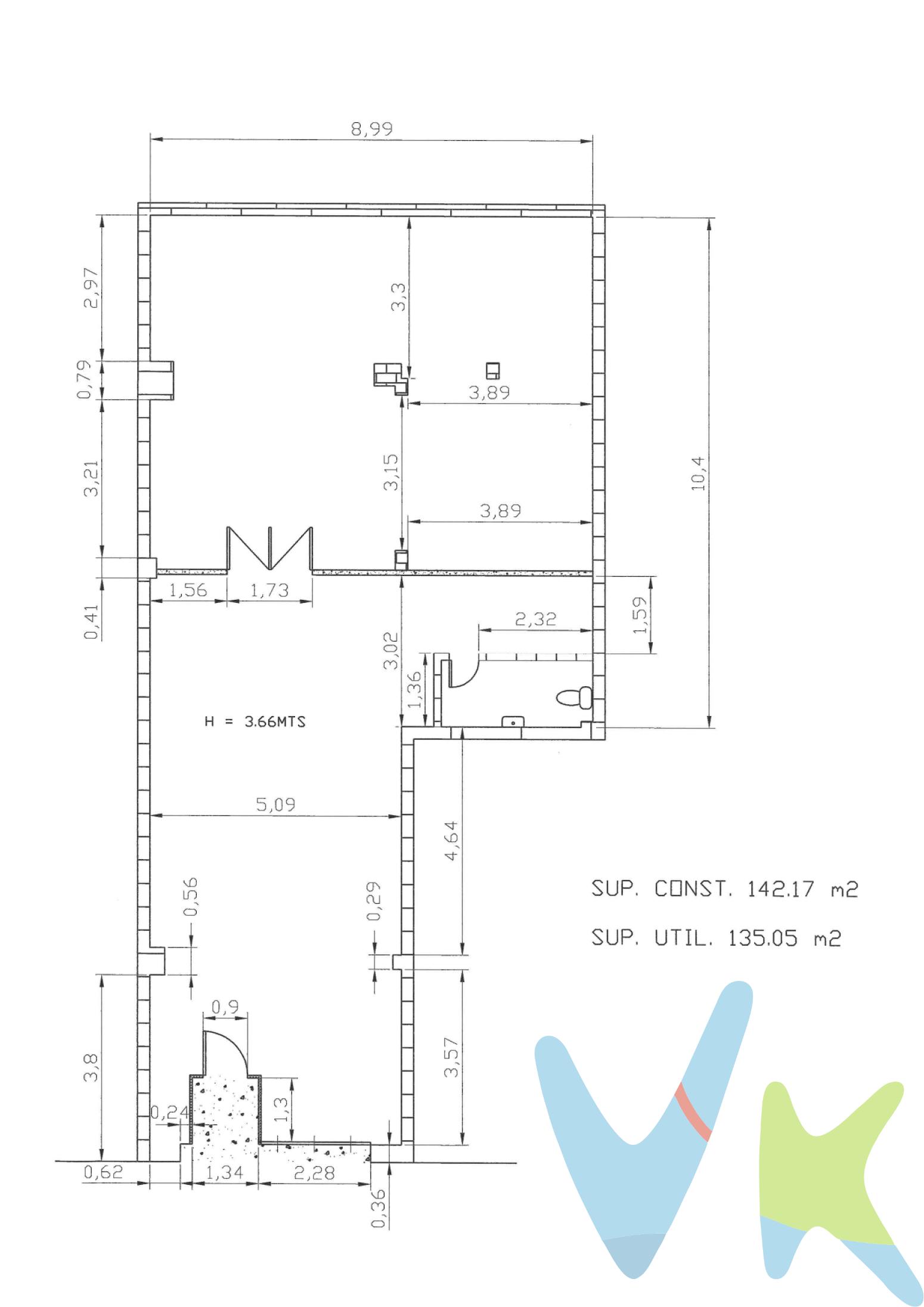 Se vende un magnífico local comercial ubicado en el corazón de Gijón, paralelo a una de las principales calles comerciales de la ciudad, lo que garantiza un alto tránsito peatonal y visibilidad ideal para cualquier tipo de negocio.El local dispone de una fachada amplia con un gran escaparate que aporta luz natural y permite generar una imagen de marca atractiva desde la calle. Está protegido con persiana de seguridad, lo que aumenta la seguridad del inmueble y aporta tranquilidad tanto para el propietario como para su actividad.El espacio es diáfano, lo que facilita la adaptación según las necesidades del comprador (comercio, showroom, oficina, etc.), pudiendo configurarse con facilidad según distribución interior deseada. Cuenta además con zona de almacén/trastienda y baño.Materiales y acabados en buen estado; suelos resistentes, techos de altura normal-alta, instalaciones eléctricas y de iluminación funcionales. Buenas accesibilidades y ubicación estratégica, con transporte público cercano, parking a poca distancia, comercios y servicios rodeando la propiedad.Contamos con más de 35 años de experiencia acreditada y nuestro objetivo es garantizarle un servicio de compra humano, ético, de calidad, fácil y seguro. Nuestro equipo lo integran agentes con la titulación AIR (Agente Inmobiliario Registrado), somos CRS (Council of Residential Specialist) y API. (Agente de la Propiedad Inmobiliaria Colegiado nº248). Contamos con un seguro de Caución que nos permite garantizar el depósito de las cantidades entregadas por nuestros clientes.Te ayudamos con la financiación con las mejores condiciones hipotecarias hasta el 100%.Consulte en nuestras reseñas de Google lo que opinan los clientes que ya han trabajado con nosotros.Contacta hoy mismo para concertar una visita. No dejes pasar esta oportunidad de adquirir el hogar de tus sueños en una de las ciudades más atractivas y pujantes del norte de España. Estamos convencidos de que te encantará. ¡Esperamos verte pronto