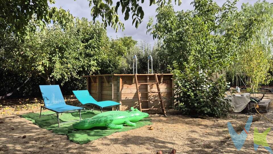 Ahora podrás disfrutar de tu propiedad con  jardín y huerta en Pamplona sin gastarte una fortuna. 
En esta finca rústica en plena capital . Podrás dar rienda suelta a tus aficiones y cultivar tu propia verdura y hortalizas. Y disfrutar de tu jardín con familia y amistades.
La finca ya dispone de árboles frutales en producción, manzanos , perales , nogales, cerezos... y hornamentales que alivian del calor de verano. Sus 500m2 aproximados de superficie dan para mucho y podrás compaginar la zona de cultivo, de esparcimento y los frutales.
Esta rodeada de setos y mallas de ocultación que le aportan discreción absoluta y tiene 2 plazas de aparcamiento en la puerta. 
Aprovecha esta oporunidad y hazte con esta propiedad.¡ Llama y ven a visitarla!
 
 
