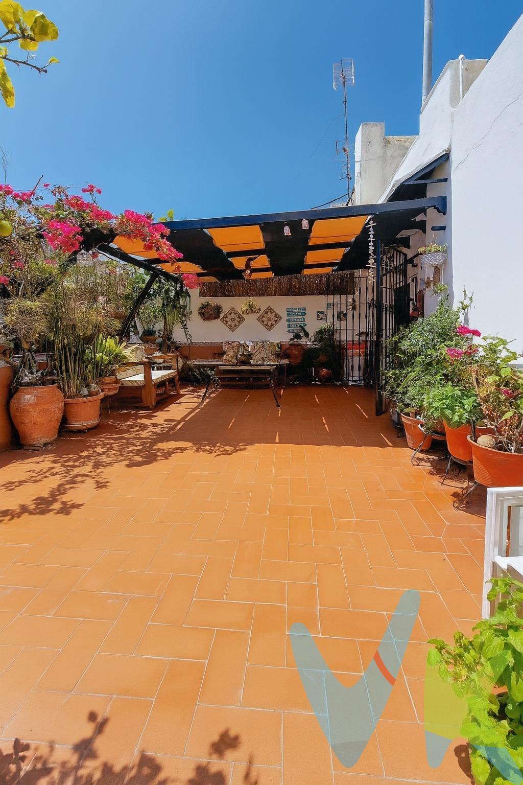 . Descubre este espectacular ÁTICO en la emblemática PLAZA DE MINA , justo al lado del encantador Paseo de la ALAMEDA. Con dos habitaciones luminosas, una acogedora salita , un baño elegantemente diseñado y un amplio salón con acceso a  una espectacular TERRAZA PRIVADA..Este hogar es, sin duda,  el refugio perfecto para disfrutar de la vida en el centro de Cádiz. .  Al entrar, serás recibido por un amplio y agradable recibidor que cuenta con un armario y muebles de almacenamiento de original diseño, ideal para mantener el orden en tu nuevo hogar. La luz natural inunda el espacio gracias a un exclusivo ojo de buey, que añade un toque de distinción.  La cocina, moderna y funcional, es independiente y está equipada con todo lo necesario para tus aventuras culinarias y ofrece la posibilidad de abrirse al salón, creando un ambiente diáfano ideal para compartir momentos inolvidables con familiares y amigos.  La habitación principal es un verdadero oasis de tranquilidad, muy amplia y equipada con dos amplios armarios empotrados y un tercer armario más pequeño, perfecto para tus zapatos.  Una habitación, actualmente es una  salita de estar,  el lugar ideal para relajarte en algún momento del día. La segunda habitación, también bien dimensionada, incluye un armario y un escritorio, perfecto para trabajar o estudiar. . Y un cuarto de  baño completo, con su original placa de ducha, combina funcionalidad y estilo.  .  La joya de este ático es su espectacular salón, que se conecta directamente con una maravillosa TERRAZA PRIVADA, de 40 m2 un espacio ideal para disfrutar de los cálidos días de verano, cultivar tus plantas y flores favoritas, o simplemente relajarte con una buena compañía. Dispone de ducha para refrescarte en los días de verano.  Hay una habitación, en la terraza,  con zona de lavandería, tiene espacio para lavadora y secadora. Es utilizado también para guardar enseres,  manualidades, zona de taller de herramientas,  jardinería o para cualquier tipo de  hobbies. Los techos altos y los suelos rústicos añaden un toque de encanto y carácter a cada rincón de la vivienda. Tiene sistema de calefacción con radiadores en todas las estancias de la casa. Este ático, completamente reformado, se encuentra en una ubicación inmejorable, rodeado de bares que ofrecen la deliciosa gastronomía gaditana, supermercados, farmacias y hermosas plazas, así como paradas de autobús que facilitan el acceso a toda la ciudad. ¡No dejes pasar la oportunidad de vivir en este encantador hogar en el corazón de Cádiz!. Impuestos, honorarios y gastos derivados de la compraventa no incluidos en el precio. El consumidor tiene a su disposición la ficha informativa de la vivienda.