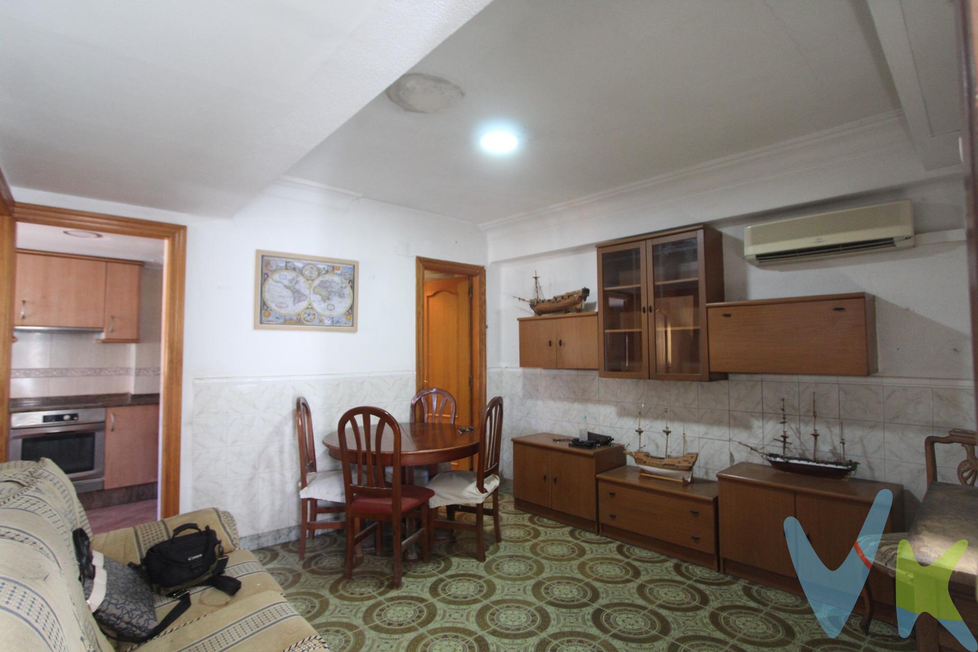 Piso cómodo y céntrico, muy luminoso y con orientación norte, con vistas a la calle. Distribución funcional con una habitación doble, una habitación individual, amplia cocina, salón-comedor y baño completo. Se trata de un segundo piso sin ascensor, ubicado en un edificio tranquilo con solo 12 viviendas (3 por rellano), ideal para quienes buscan comodidad, ubicación y buena rentabilidad. VENTA:. PVP 115.000€.  Gastos e impuestos no incluidos en el precio. La compra conlleva impuestos y gastos de formalización para el comprador. A título orientativo se informa que en segundas transmisiones el  ITP  con carácter general en  Valencia  es del  10%, pudiendo existir otros tipos impositivos atendiendo a  las circunstancias  personales del comprador u otras circunstancias previstas legalmente. Base imponible del impuesto el mayor valor entre el precio de compraventa, la tasación o el valor de referencia catastral. En cuanto a los gastos de  notaría y registro, en su caso,  suelen oscilar aprox; entre 1,5% y 2,5% (aranceles variables según precio, n.º de copias y complejidad). El comprador elige notario. Si el comprador precisase de  hipoteca: tasación, condiciones y costes bancarios serán según entidad elegida por el comprador, así como los gastos de gestoría, y cualesquiera otros gastos inherentes a la formalización de la compraventa que legalmente correspondan a la parte compradora, salvo pacto expreso en contrario con el vendedor. El consumidor tiene,  conforme a la normativa vigente, a su disposición información y documentación adicional relativa al inmueble y condiciones de la compraventa, que podrá ser consultada en C/Joaquín Costa 4, bajo 46005 Valencia o urbe2@remax.es. Honorarios de mediación inmobiliaria a cargo del  COMPRADOR: (3% del precio final de venta más IVA (21%), salvo otro pacto.); y  de VENDEDOR (según acuerdo con el mismo). . Se informa al consumidor que la agencia actúa como intermediaria inmobiliaria en la operación, estando cualquier eventual compraventa y sus condiciones sujeta a la aceptación expresa del propietario-vendedor y a la posterior formalización del correspondiente contrato.