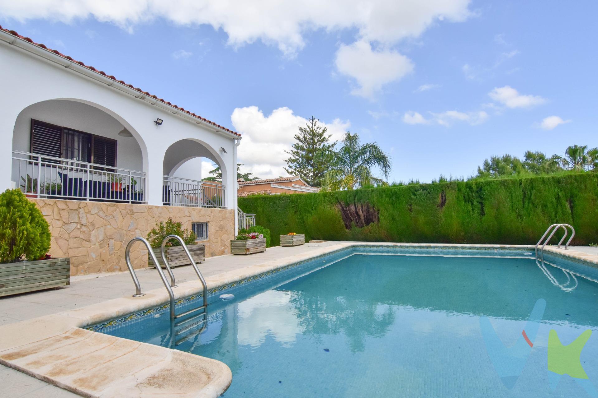 ¿Buscas un chalet impecable a precio de piso en la ciudad? Deja de buscar. En la urbanización de Benifaió, donde la calidad de vida es real y no un eslogan, ha salido a la venta esta oportunidad técnica y económicamente imbatible. ​. ​Estado: Excelente conservación (listo para entrar a vivir, sin reformas). ​Distribución: Amplio programa de habitaciones y baños (ideal para familias grandes o teletrabajo). ​Privacidad: Parcela propia con piscina privada. ​Servicios Urbanización: Club social, restaurante propio, piscinas comunitarias y zonas deportivas (tenis/pádel). ​Ubicación: Conexión exprés con Valencia centro (cuestión de minutos por autovía o tren). ​POR QUÉ ES UNA OPORTUNIDAD?. No es solo una casa, es un activo. Su precio espectacular lo sitúa por debajo de la media de la zona para viviendas de este estado. Perfecto como primera residencia por su cercanía a la capital o como inversión de alta demanda para segunda residencia. ​📋 LO QUE DEBES SABER:. ​✅ Listo para entrar: Cero inversión adicional en mantenimiento. ​✅ Equipamiento: Aire libre, deporte y restauración sin salir de la urbanización. ​✅ Precio: Sin competencia en el mercado actual de Benifaió. ​. No vendemos metros cuadrados, vendemos una oportunidad financiera y de vida. Las visitas empiezan esta semana. Nota: Agencia Registrada con el Nº 1395 en el Registro Obligatorio de Agentes Inmobiliarios de la Comunitat Valenciana, consultable en la web de la Generalitat Valenciana. La oferta está sujeta a cambios de precio o retirada del mercado sin previo aviso. La información contenida en el presente anuncio se facilita a título meramente informativo y no contractual, los datos, descripciones, superficies, imágenes y cualquier otro contenido del mismo pueden estar sujetos a errores u omisiones al ser facilitados por terceros. El precio de venta publicado no incluye los honorarios de intermediación inmobiliaria, ni los impuestos legalmente aplicables (IVA o ITP), ni los gastos derivados de la compraventa, tales como notaría, registro y gestoría, ni aquellos derivados de la financiación, en caso de existir. Por mandato expreso del propietario, este inmueble se comercializa en régimen de exclusiva, garantizando al interesado un acceso completo a la información y una gestión profesional, transparente y sin interferencias de terceros. Se ruega no molestar al propietario, a los ocupantes del inmueble ni a los vecinos. Agentes inmobiliarios con cliente interesado pueden contactar con la agencia para colaborar. Nuestro departamento financiero puede conseguir tu financiación. ¡Consúltanos!