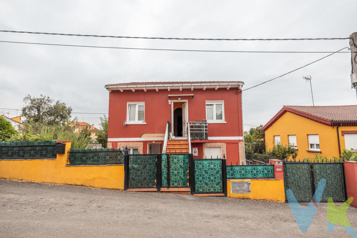 Chalet en venta zona los Caleros Roces.¡Descubra su nuevo hogar en la encantadora ciudad de Gijón! Presentamos esta magnífica casa independiente, situada en la tranquila zona de Roces. Con una superficie útil de 94 metros cuadrados y un total de 112 metros construidos, esta vivienda se distingue por su amplitud y por la calidad de vida que ofrece a sus futuros propietarios.Consta de planta baja y planta primera con entrada independiente distribuidas de la siguiente manera.Primera Planta:2 habitaciones, salón, cocina, baño y despensa.Planta baja:2 habitaciones, salón, cocina y baño.Calefacción de pellets.Ventanas PVC. Suelos de cerámica.Jardín. Entrada peatonal y para coche.Esta propiedad, proporciona un ambiente acogedor y funcional, ideal para familias, un lugar perfecto para disfrutar de momentos de relajación al aire libre o para compartir inolvidables reuniones al aire libre con amigos y familiares. En la parte exterior, también encontrará una finca completamente cerrada que brinda privacidad y seguridad a sus habitantes, permitiendo además un aprovechamiento óptimo del espacio exterior.Su ubicación en la zona de Roces ofrece una combinación ideal de tranquilidad y conectividad. La proximidad a las paradas de bus asegura una integración fluida con el resto de la ciudad, lo que facilita el acceso a los servicios y puntos de interés de Gijón. Gracias a su excelente conexión con el transporte público, desplazarse será una tarea sencilla y conveniente, permitiendo disfrutar tanto de la vida urbana como de la quietud que la zona residencial ofrece.Esta propiedad es más que una casa, es un verdadero hogar en una de las zonas más atractivas de Gijón.A tan solo10 minutos en coche del Centro de Gijón. A 25 minutos de Oviedo y a 25 de Avilés.Le invitamos cordialmente a visitar esta encantadora propiedad para que pueda comprobar personalmente todas las bondades que ofrece. La combinación de características hace que esta casa no solo sea un lugar donde vivir, sino donde crear recuerdos inolvidables junto a sus seres queridos. No deje pasar la oportunidad de adquirir una casa que es más que una simple residencia; es un lugar donde la vida cobra sentido y se disfruta al máximo.Contáctenos para concertar una visita y permita que esta casa le robe el corazón. Sin lugar a dudas, una vez la vea, querrá que se convierta en su nuevo hogar en Gijón. Esperamos con ilusión poder mostrarle esta propiedad que creemos cumplirá todas sus expectativas y más. 