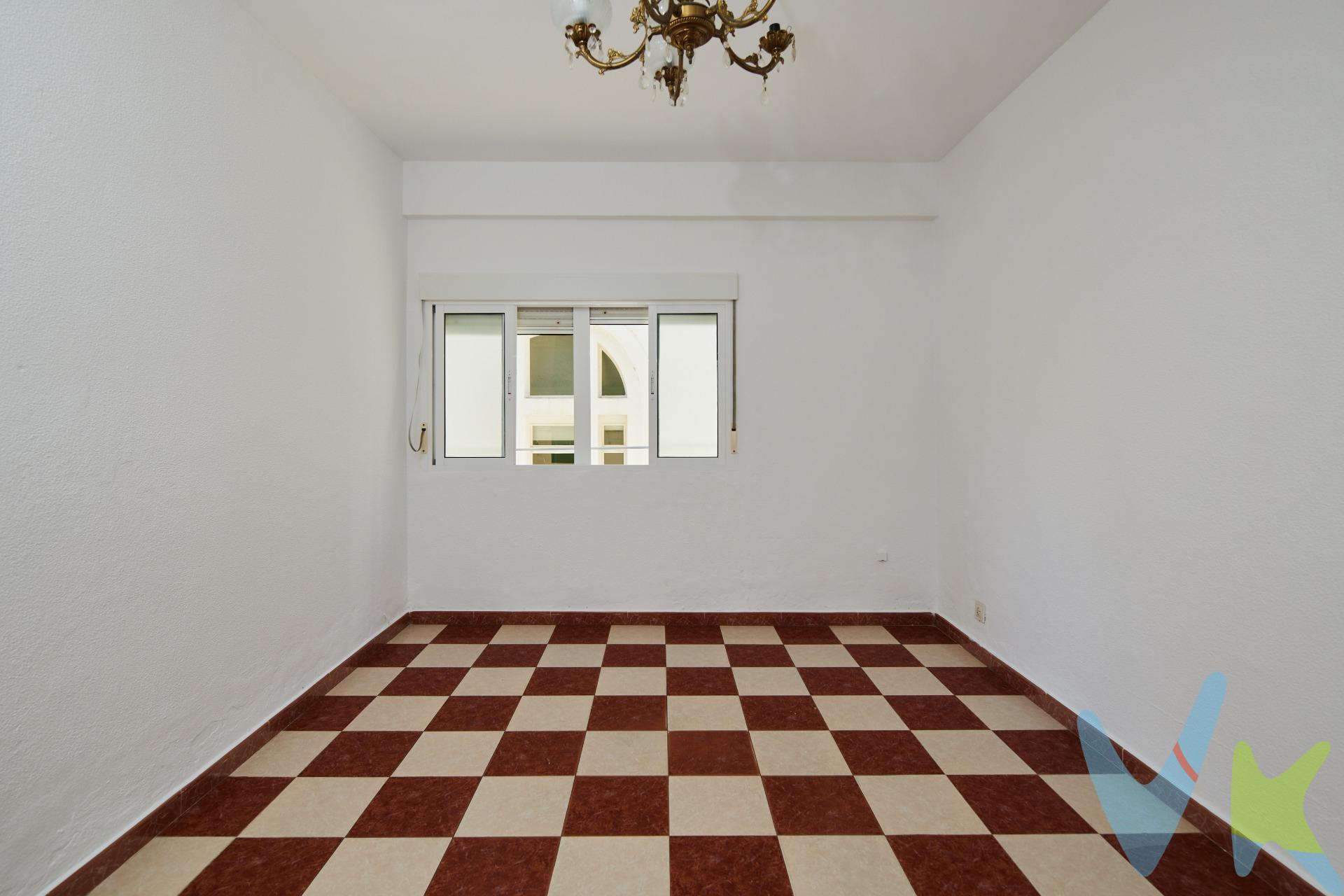 Este acogedor inmueble te ofrece tres dormitorios de muy buen tamaño, cocina independiente amueblada, salón con gran ventanal y cuarto de baño con placa de ducha. Ideal para crear tu nuevo hogar o perfecto para sacar rentabilidad desde el primer día. A pocos metros de la Playa de La Caleta y de las universidades de la ciudad. Haz tuyo este rincón encantador donde cada día puede ser verano. 
