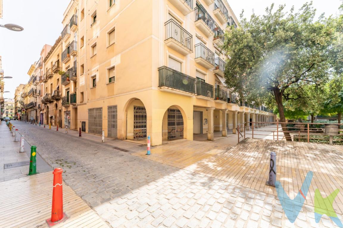 Local esquinero situado en la Plaça de la Patacada, plaza emblemática por su emplazamiento. .A dos minutos de la Plaça Prim..Alrededor se encuentra el Instituto Baix Camp, la Facultad de medicina, Centro cívico, oficinas ayuntamiento, etc..El local dispone de 105 m² y actualmente cuenta con 2 baños, uno adaptado, acceso para minusválidos y climatización..Muy luminoso y con opción a poner terraza...El precio indicado corresponde al PVP (Precio de Venta al Público).Los gastos adicionales derivados de la compraventa como los de notaría, registro de la propiedad e Impuesto de Transmisiones Patrimoniales (ITP)no están incluidos en el PVP. Estos gastos pueden variar según el precio final de la operación y la normativa aplicable, ya que se calculan sobre la base imponible del valor de transmisión del inmueble. API: 659 AICAT: 2268 ANTONIO MIGUEL GIL LLABERIA  - VIVENDEX REUS PARTNERS SL