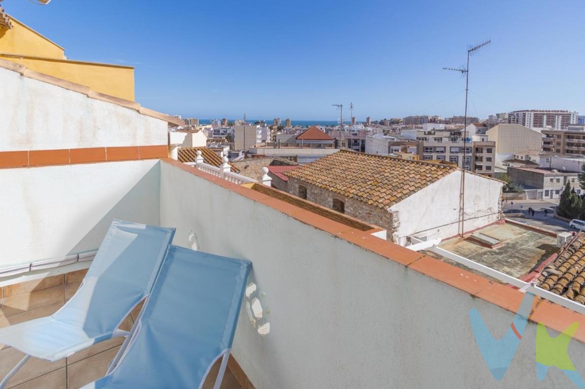 Magnifica casa ubicada en un precioso entorno en pleno corazón del Casco Urbano en Oropesa del Mar, se trata de una vivienda totalmente reformada con excelentes calidades y acabados sin perder el encanto de su origen a la que no le falta un detalle para darte todo el confort y la tranquilad que estas buscando.Distribuida en 3 plantas y preparada para alojar cómodamente a una gran familia. Estancias amplias y muy luminosas. Rodeada de todos los servicios que ne necesitan para vivir todo el año y en un entorno privilegiado si eres un enamorado de las casa de época.. . Ademas esta vivienda cuenta con un amplio trastero donde guardar bicicletas o accesorios de deporte y playa!(independiente de la vivienda en parte trasera). Ven a visitarla y quedaras enamorado de la casa y su entorno, ya que a tan solo 900 metros te encuentras con la bonita playa de la Concha , sus calas y su ruta de vía verde, donde disfrutar del paseo caminando o en bicicleta!!. No pierdas esta oportunidad ahora disponible para ti, NO TENEMOS OTRA IGUAL!!!.Agencia inmobiliaria en Oropesa del mar si quieres comprar o vender casas pisos o locales en la comunidad Valenciana con oficina en Oropesa del Mar, Castellón..Para mayor seguridad en la compraventa, todas nuestras viviendas poseen FICHA DE CERTIFICACIÓN DE INMUEBLES registrada por la Asociación de Inmobiliarias de la Comunidad Valenciana ASICVAL. Antes de comprar o de entregar las arras, pida el Certificado de la vivienda para estar seguro y tranquilo sobre la situación legal, urbanística y de cargas de la misma..Los impuestos, gastos de notaría, registro y honorarios de agencia no están incluidos en el precio de venta..