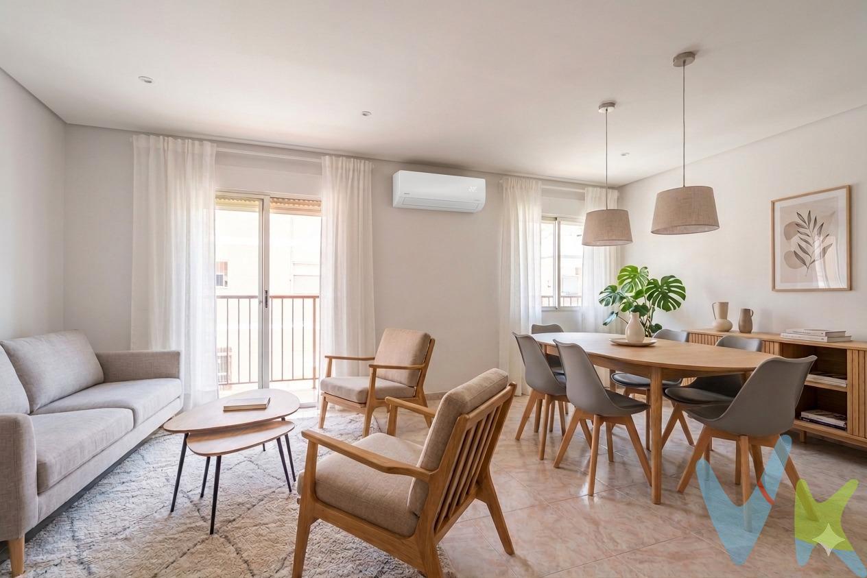 . ¿Buscas esa sensación de llegar a casa y que te reciba la luz del sol?. Imagínate abrir la puerta de tu nuevo hogar y ser recibido por la calidez y la amplitud de una **quinta planta**. No solo estás adquiriendo una propiedad, estás invirtiendo en calidad de vida, en un piso donde la luz es la verdadera protagonista y la ciudad parece estar a tus pies. Un hogar con alma y potencial. Esta vivienda de 96 m², ha sido cuidada con mimo y se presenta en un estado de conservación impecable. Al entrar, te sorprenderá la nobleza de su **carpintería interior de madera maciza**, un detalle de calidad que aporta carácter y calidez. Sus suelos de **gres** garantizan durabilidad, mientras que los ventanales de **aluminio** aseguran un mantenimiento sencillo y un buen aislamiento. Luz a raudales: Al ser una planta alta, la luminosidad inunda el salón y las habitaciones, creando un ambiente positivo y vibrante durante todo el día. Balcón con vistas: El salón se abre a un balcón exterior, el rincón perfecto para desayunar al aire libre o disfrutar de la brisa valenciana al caer la tarde. Espacio para todo: Sus 3 dormitorios ofrecen la versatilidad que necesitas. Ubicación Estratégica: El mundo a tus pies. Si algo define a esta propiedad es su **conectividad excepcional**, . Transporte Público ¡Olvida el coche! Tienes la parada del **Tranvía (Línea 6)** a la vuelta de la esquina, conectándote directamente con el **Campus Universitario de Tarongers** y la **Playa de la Malvarrosa**. Además, las líneas de la EMT (11, 16, 60) te dejan en el **centro de Valencia en apenas 15 minutos**. Accesos rápidos: Si prefieres conducir, la cercanía a la Ronda Norte y la salida hacia la V-21 te permiten entrar y salir de la ciudad sin complicaciones. Todo a mano: A pocos minutos caminando encontrarás el **Centro Comercial Arena**, supermercados (Mercadona, Consum), colegios y centros de salud. ¿Es para ti?. Si valoras la altura, la luz natural y quieres una base sólida para crear la casa de tus sueños este 5º piso con ascensores  la oportunidad que estabas buscando. . No imagines el potencial.. ven a sentirlo. Agenda tu visita hoy mismo y descubre tu próximo hogar en Valencia.  Por mandato expreso del propietario, comercializamos este inmueble en exclusiva , lo que le garantiza el acceso a toda la información, a un servicio de calidad, un trato fácil, sencillo y sin interferencias de terceros. Por este motivo, se ruega no molestar al propietario, a los ocupantes de la propiedad o a los vecinos. Muchas gracias por su comprensión. Si usted es agente inmobiliario y tiene un cliente para este inmueble, llámenos: estaremos encantados de colaborar. . . 