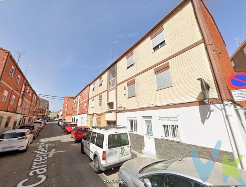 Ideal para invertir o vivir barato sin renunciar a comodidad. Si buscas alta rentabilidad en una de las localidades con mejor relación precio–valor del área metropolitana de Valencia, este piso es una. oportunidad que no aparece todos los días. Picassent combina precios accesibles, servicios completos y una conexión privilegiada con Valencia capital. Ubicado a solo 5 minutos andando del metro (Línea 1), con trayecto directo al centro sin transbordos, y a 500 metros del Ayuntamiento, tendrás todo a mano: cafeterías, supermercados, colegios, farmacias y servicios esenciales. Una ubicación perfecta tanto para residentes como para futuros inquilinos. Características del inmueble:. Primera planta en edificio de solo 3 alturas, sin ascensor → ambiente silencioso y gastos de comunidad muy bajos. Salón comedor luminoso, con ventanales de buen tamaño que aportan claridad durante todo el día. 2 habitaciones, con posibilidad de habilitar una tercera para aumentar la rentabilidad del alquiler. Cocina americana práctica y funcional, se entrega con electrodomésticos como nevera y lavadora. Baño completo. Zotehuela ideal para almacenamiento o zona de lavado. Estado del inmueble: solo necesita embellecimiento. El piso no requiere reforma, únicamente pequeños trabajos de mejoraestética para dejarlo muy bonito:. Pintar paredes para renovar el ambiente. Arreglar la puerta de entrada y la puerta de una habitación. Ajustar algunas ventanas para mejorar su funcionamiento. Posibilidad de pintar la zona exterior, que es pequeña, para darle un toque acogedor y limpio. Son intervenciones sencillas y económicas que permiten transformar el piso rápidamente y aumentar su atractivo tanto para vivir como para. alquilar. No dejes pasar esta oportunidad. Llama ahora y te agendaré una visita encantada. Las buenas oportunidades en Picassent no duran mucho. VENTA:. PVP 85.000€. Gastos e impuestos no incluidos en el precio. La compra conlleva impuestos y gastos de formalización para el comprador. A título orientativo se informa que en segundas transmisiones el ITP con carácter general en Valencia es del 9%, pudiendo existir otros tipos impositivos atendiendo a las circunstancias personales del comprador u otras circunstancias previstas legalmente. Base imponible del impuesto el mayor valor entre el precio de compraventa, la tasación o el valor de referencia catastral. En cuanto a los gastos de notaría y registro, en su caso, suelen oscilar aprox. entre 1,5% y 2,5% (aranceles variables según precio, n.º de copias y complejidad). El comprador elige notario. Si el comprador precisase de hipoteca: tasación, condiciones y costes bancarios serán según entidad elegida por el comprador, así como los gastos de gestoría, y cualesquiera otros gastos inherentes a la formalización de la compraventa que legalmente correspondan a la parte compradora, salvo pacto expreso en contrario con el vendedor. El consumidor tiene, conforme a la normativa vigente, a su disposición información y documentación adicional relativa al inmueble y condiciones de la compraventa, que podrá ser consultada en C/Joaquín Costa 4, bajo 46005 Valencia o urbe2@remax.es. Honorarios de mediación inmobiliaria a cargo del COMPRADOR: (3.000€ del precio final de venta más IVA (21%), salvo otro pacto.); y de VENDEDOR (según acuerdo con el mismo). Se informa al consumidor que la agencia actúa como intermediaria inmobiliaria en la operación, estando cualquier eventual compraventa y sus condiciones sujeta a la aceptación expresa del propietario-vendedor y a la posterior formalización del correspondiente contrato.