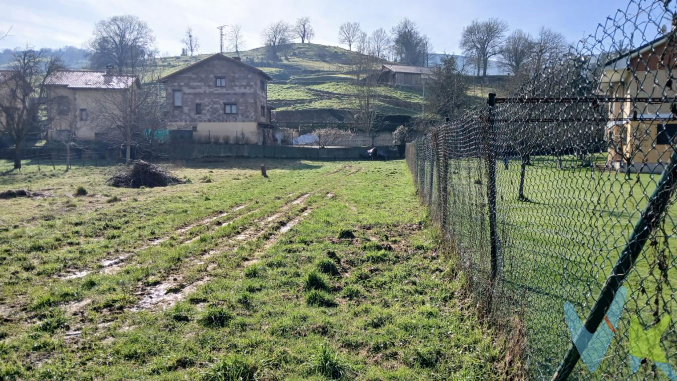 Presentamos una excelente oportunidad de inversión en el pueblo de Ruente, en el barrio de Gismana, donde podrás construir el hogar de tus sueños o un proyecto inmobiliario con gran potencial. Una finca urbana de 542 m2. ubicada en una zona de fácil acceso. La finca es ideal para aquellos que buscan una combinación perfecta de tranquilidad y conexión con los núcleos urbanos.Rodeada de naturaleza, con paisajes impresionantes y una calidad de vida inigualable, la finca se encuentra en un entorno privilegiado que atrae por su belleza escénica. Aquí, cada día se convierte en una experiencia única, respirando aire puro y disfrutando de la serenidad que solo un emplazamiento como este puede ofrecer. Para quienes lo deseen, se ofrece la posibilidad de comprar tambien la finca contigua, de 541 m2. esta finca representa una oportunidad excepcional en un mercado inmobiliario en expansión. Con una demanda creciente por propiedades en áreas que combinen tranquilidad y accesibilidad, esta finca se posiciona como una opción óptima para desarrollar un proyecto inmobiliario atractivo y rentable. El nombre de Ruente hace referencia a uno de los lugares más emblemáticos del municipio: el topónimo Ruente deriva de Fuente, precisamente evoca a la Fuentona de Ruente. En pleno Parque Natural Saja-Besaya dentro de la Reserva Nacional de Saja, la más extensa de España, convierte a esta zona en ideal para la práctica del senderismo, principalmente por los montes de Ucieda, Monte Aa o la ruta de las Casacadas de Lamiña.Contáctanos para concertar una visita! 