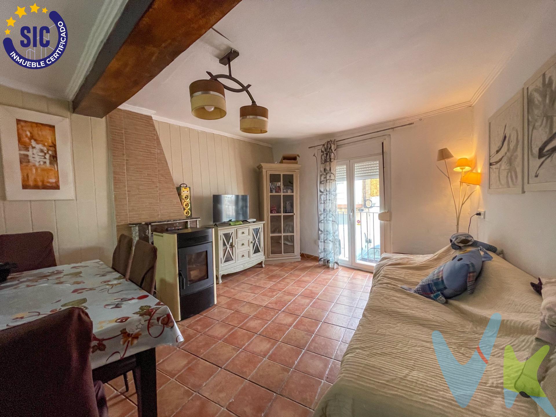 UNA CASA CON HISTORIA EN EL CORAZÓN DE REQUENA – POR SOLO 58.000 €. Si las paredes hablaran, esta casa te contaría historias de generaciones, de momentos compartidos junto a la chimenea, de desayunos con olor a pan recién horneado en su zaguán. Ahora, busca una nueva historia que escribir…. Ubicada en el corazón de Requena, junto a la emblemática Iglesia de Santa María , de 144 m² distribuidos en cuatro plantas , y con una local justo al lado diáfano, donde podras montar un negocio, tu garaje privado o tu lugar de ocio particular. Encanto y carácter en cada rincón: Entrada amplia con un amplio zaguán diafano y pozo propio , un detalle que aporta autenticidad y frescura natural.  Primera planta reformada , donde la modernidad se mezcla con lo acogedor:. luminoso salón-comedor con estufa de pellet , ideal para las tardes de invierno. Una cocina americana abierta, moderna y completa. Una habitación doble con vestidor . Baño completo con plato de ducha . Un lavadero independiente para mayor comodidad. Segunda planta en estado original , con dos amplias habitaciones dobles que conservan el alma de la casa, listas para ser renovadas a tu gusto.   Buhardilla con techos altos y chimenea , un espacio lleno de posibilidades, perfecto para un estudio, una sala de juegos o una habitación con encanto.   Estructura reforzada con vigas de hierro y tejado renovado recientemente, garantizando estabilidad y seguridad.  Vivir en Requena es conectar con la historia, la cultura y la tranquilidad . Pasear por sus calles empedradas, disfrutar de sus bodegas y respirar el aire puro de la comarca es un privilegio que pocos pueden tener. Esta casa no es solo una propiedad, es una oportunidad única de crear un hogar con alma, lleno de recuerdos y nuevas historias por contar . Todo esto por solo 58.000€ . 📞 Llámanos y ven a descubrirla. ¡Puede ser el comienzo de tu nueva vida!. La descripción del presente inmueble e imágenes tienen mero carácter informativo y en ningún caso carácter contractual, pudiendo ser modificados por la inmobiliaria comercializadora sin que ello implique responsabilidad alguna frente a terceros. En el precio de venta a público, esta propiedad NO incluye los gastos de adquisición (Notario, registro, gestión, honorarios, etc…).