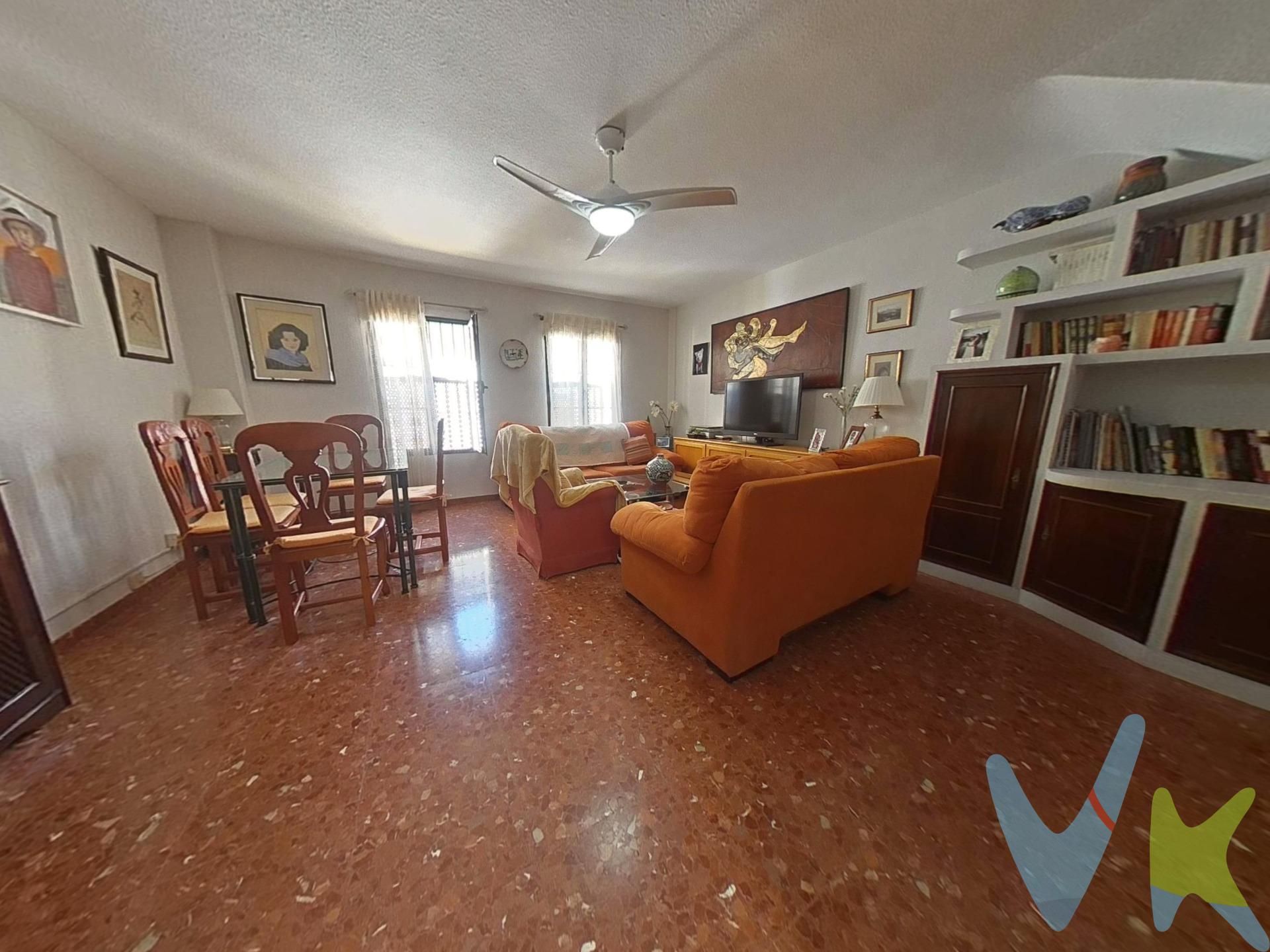 Vivir aquí no es solo tener casa. Es habitar un poema antiguo, formar parte de las calles que guardan historias. Esta casa de dos plantas más azotea, en el consolidado barrio de Santa Marina, es lo que muchos sueñan: luz, tradición, espacio… y confort moderno. 🗝 Detalles que marcan la diferencia. 86 m² útiles — bien distribuidos, pensados para vivir cómodo y con estilo. Cuatro dormitorios, dos baños completos, un aseo: espacio para tu familia, visitas o el despacho que necesitas. Cocina equipada, salón con chimenea que invita a quedarse, charlar o simplemente sentirte en casa. Azotea para desayunos con el aire fresco del centro, noches bajo las estrellas. Cochera privada y trastero (OPCIONAL EN 29.000€) : nada sobra, nada falta. 📍 Ubicación: Santa Marina, donde la Historia y la Vida se Encuentran. Santa Marina es uno de los barrios más emblemáticos del casco antiguo de Córdoba. En él se alzan monumentos como la iglesia de Santa Marina, conventos que cuentan siglos, y plazas llenas de vida. Aquí, cada callejuela recuerda la Córdoba de los antiguos, y cada balcón adornado, cada adoquín, tiene presente y futuro. Quizá no sea solo tu casa: puede ser la casa donde te despiertas con la luz dorada de su día centenario. 🌿 Qué has de imaginar. Tomar un café en tu cocina, abrir las ventanas al canto de los pájaros desde Santa Marina, usar los servicios—colegios, tiendas, restauración, transporte público—sin prisas, sin tener que huir del bullicio del centro. Vivir cerca del centro, pero en un remanso de historia. 📲 Hazlo tuyo. No es solo ver, es sentir. Si buscas algo más que paredes y puertas, algo con alma, éste adosado es para tí. Agenda tu visita. No muchos pueden decir que viven la historia, pero aquí puedes decirlo. El comprador tendrá un coste adicional de un 2,5% más IVA del precio de venta final, por el servicio de gestión, asesoramiento y formalización del proceso de compra. Este importe no está incluido en el precio publicado en venta. INFORMACIÓN ADICIONAL. Para cumplir con la normativa vigente tenemos a disposición del cliente el Documento de Información Abreviada D. I. A. Los precios indicados pueden sufrir alteraciones sin previo aviso. Los GASTOS DE LA COMPRA serán según ley (Notaria, Registro e Impuestos) y no están incluidos en el precio señalado. 