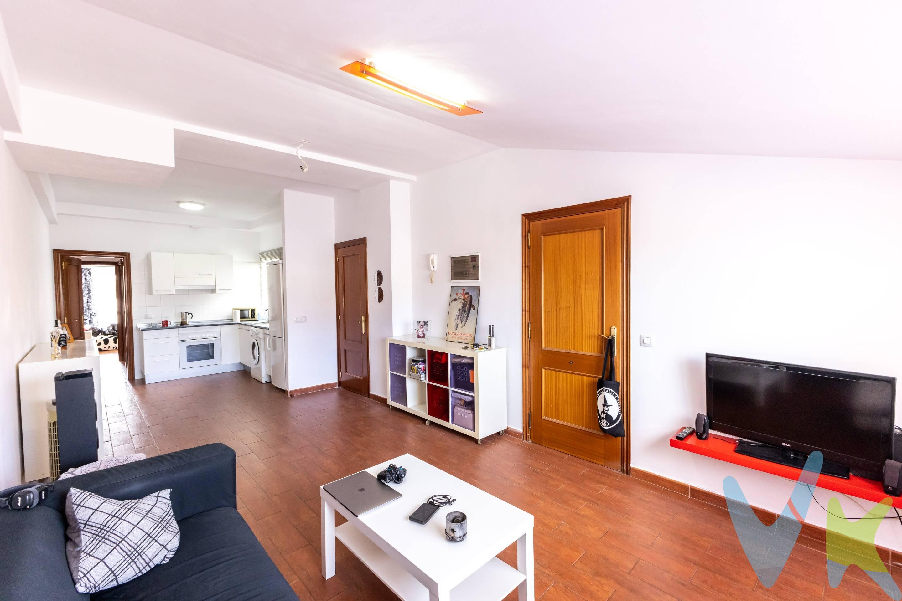 ÁTICO CON TERRAZA EN VENTA EN PUEBLO DE JINÁMAR, TELDE. Se vende espectacular ático con terraza ubicado en la calle Barcelona de Jinámar pueblo, una zona céntrica en la que tendrás acceso a todos los servicios básicos: supermercados, colegios, farmacias, parques, paradas de guaguas, restauración, etc. Destaca su excelente iluminación al estar en la última planta y de las bonitas vistas que podemos apreciar desde su amplia terraza (9 m2). . Esta vivienda con 61 m2,  consta de dos habitaciones y dos baños, un gran salón - cocina y un despacho con ventana. Además la habitación principal es tipo suite y tiene acceso directo a la terraza, separado por una puerta acristalada. Sus características convierten esta vivienda en una estupenda opción de compra, si buscas un hogar en el que desconectar y disfrutar del día a día, en definitiva, una casa en la que apetece quedarse. El inmueble está en muy buen estado, con reformas que han mejorado su espacio y cabe resaltar, la calidad de los materiales empleados en los suelos de toda la vivienda y en las piezas de los baños. . Se vende totalmente amueblado y con todos los electrodomésticos necesarios para entrar a vivir. Esta propiedad incluye una amplia plaza de garaje y también un espacioso trastero. . El edificio construido en el 2007 se encuentra en muy buen estado y con una bien llevada administración por parte de la comunidad. ¡Si buscas un piso especial que te enamore, esta es tu oportunidad!. ¡Vivir en un ático, puede ser tu futuro. ¡A POR ÉL!. Información adicional: el precio de venta no incluye gastos de notaría, registro e impuestos asociados. Los datos proporcionados son orientativos y podrían estar sujetos a errores u omisiones involuntarias. . 