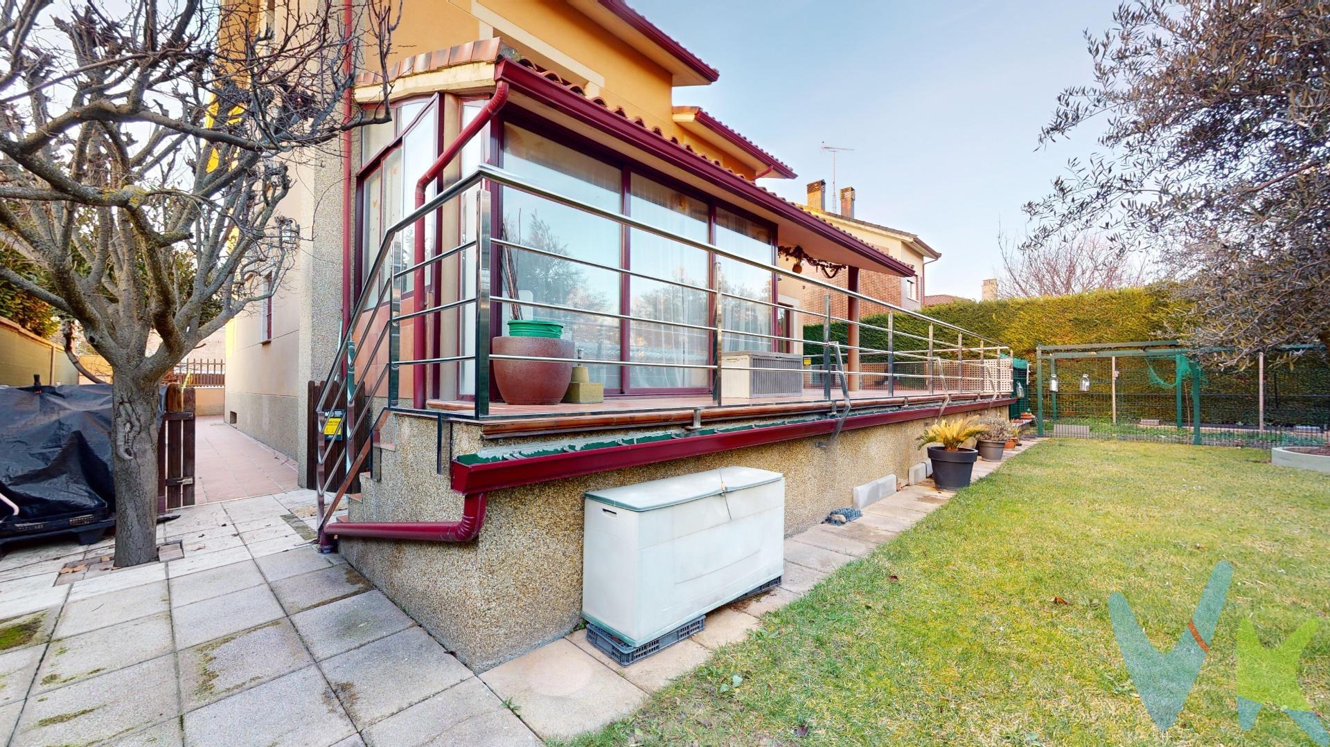 Imagina que llegas a tu nuevo hogar, un refugio de tranquilidad y lujo en el corazón de la prestigiosa urbanización La Vega, en Arroyo de la Encomienda, Valladolid. Al cruzar el umbral de tu puerta, sientes cómo la paz y la amplitud invaden cada rincón de tu hogar. La ubicación es inmejorable, en una de las zonas más exclusivas, rodeada de todo lo que necesitas para vivir cómodamente, tanto en el día a día como para disfrutar de tu tiempo libre. Un entorno privilegiado, conocido por su excelente calidad de vida y que se encuentra perfectamente comunicado con Valladolid, lo que te permite disfrutar de la cercanía a la ciudad mientras vives en un entorno residencial y tranquilo. La urbanización La Vega se distingue por su diseño moderno, áreas verdes, calles tranquilas y una ubicación que ofrece lo mejor de ambos mundos: la privacidad y la comodidad de los servicios urbanos. La zona está rodeada de servicios esenciales: centros educativos, zonas y centros deportivos, supermercados, restaurantes y espacios de ocio. Además, tienes acceso a centros de salud, transporte público ya una red de carreteras que te conectan fácilmente con el centro de Valladolid, haciendo que moverse por la ciudad sea sencillo y rápido. Cuando entras lo primero que te cautiva es la sensación de amplitud. Cada rincón de la casa ha sido diseñado para ofrecerte el máximo confort y elegancia. En la Planta baja un espacioso recibidor te da la bienvenida, dando paso a un gran salón donde la luz natural entra sin restricciones gracias a sus grandes ventanales, creando un ambiente cálido y acogedor teniendo acceso a un porche cubierto con vistas sobre la parcela, que podrás usar durante todo el año. Este salón, ideal para momentos de descanso o para reuniones familiares, con distintas zonas, se encuentra junto a una gran cocina equipada con todo lo necesario para hacer de cada comida una experiencia única. Desde la cocina, tienes acceso directo a la parcela de casi 600 m², un verdadero paraíso exterior donde disfrutar del aire libre, organizar barbacoas o simplemente relajarte en tu propio jardín. En la parcela, con espacio suficiente para tener una piscina privada disponemos también de una huerta ecológica que hará las delicias de nuestra mesa. En esta planta, también encontrará un dormitorio que puede adaptarse perfectamente como un despacho privado, ideal para aquellos momentos de trabajo o concentración, y un baño completo que aporta funcionalidad sin sacrificar el estilo.  La primera planta es la zona privada de la familia con una master suite de gran tamaño con amplio vestidor con luz natural y gran baño, que podría ser un spa de lujo totalmente integrado en el dormitorio principal. Este espacio de descanso, intimidad y disfrute está a la altura de las propiedades más exclusivas del mercado. En la planta primera se sitúan otros tres dormitorios más con otro baño de servicio para ellos. Toda la vivienda es completamente exterior y bañada por la luz y el sol. En la planta bajocubierta, una zona de trastero, tan útil en las grandes propiedades y dos espacios polivalentes que pueden funcionar como cuarto de juegos, zona de estudio, dormitorios, zona de invitados etc…. Esta gran propiedad se completa en planta sótano con un garaje de 120 m2 que puede ser utilizado también en parte como bodega en la que disfrutar de reuniones sociales con familia o amigos, una sala de máquinas, una despensa y un cuarto polivalente, actualmente convertido es un taller de bricolaje. Todo y más para disfrutes del espacio que siempre soñaste para tu familia, donde cada uno tendrá su espacio de privacidad compartiendo los mejores momentos entre todos. Una propiedad única y exclusivas de 580 m2 que puede ser tuya por 650.000.- €. Esta cantidad no incluye impuestos ni gastos de escrituración y registro. La propiedad tiene unos honorarios de agencia inmobiliaria a cargo del comprador de un 3% + IVA. 