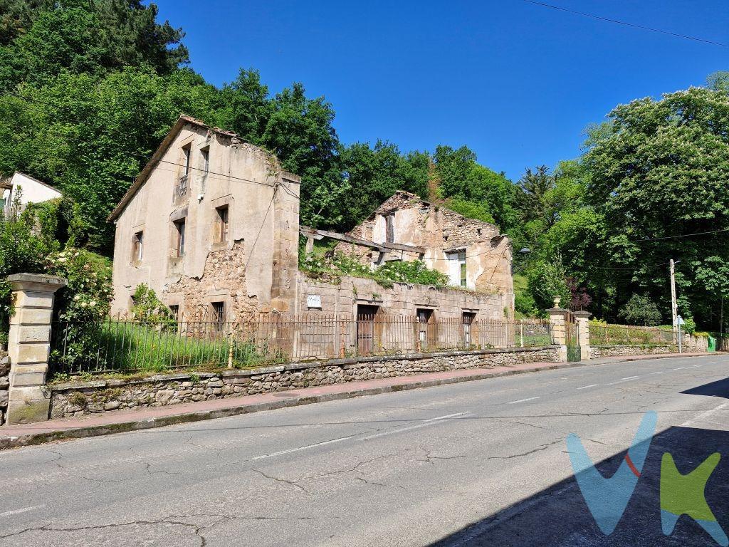 Oportunidad Única: Propiedad con Encanto y Potencial Ilimitado en Entorno Idílico de Cantabria. Descubra esta excepcional parcela urbana de 2600m² que alberga una singular casa de principios del siglo XX, esperando ser transformada en el hogar de sus sueños o en una inversión de gran valor. Situada en un entorno de inigualable belleza paisajística, esta propiedad ofrece una combinación perfecta de historia, naturaleza y comodidad. Un Lienzo en Blanco para su Proyecto. La vivienda, con su arquitectura original del siglo pasado, es ideal para una gran rehabilitación. Imagine restaurar su encanto clásico, adaptándola a las necesidades modernas y creando un espacio verdaderamente único, respetando la esencia de su época. El amplio terreno circundante ofrece posibilidades ilimitadas para jardines, zonas de ocio o incluso la ampliación de la vivienda (sujeto a normativa urbanística). Naturaleza, Vistas y Comodidad a su Alcance. Disfrute de impresionantes vistas que se extienden sobre el paisaje circundante, garantizando un despertar inspirador cada mañana. La orientación soleada de la finca asegura luz natural durante gran parte del día, creando ambientes cálidos y acogedores. Además, la propiedad cuenta con un manantial propio, un recurso natural de gran valor que añade un toque de autenticidad y sostenibilidad. La ubicación es inmejorable:. Excelente comunicación: Acceso rápido y fácil por carretera y ferrocarril, facilitando los desplazamientos y la conexión con centros urbanos cercanos. Servicios a mano: A menos de 500 metros, encontrará todas las comodidades esenciales como supermercado, farmacia y restaurantes, lo que garantiza una vida cómoda y sin preocupaciones. Esta parcela con casa es más que una propiedad; es una invitación a crear un legado, a vivir en armonía con la naturaleza sin renunciar a las comodidades modernas. Ideal para aquellos que buscan un proyecto de vida, una segunda residencia con carácter o una oportunidad de inversión en un lugar privilegiado. No pierda la oportunidad de visitar este tesoro oculto y visualizar el potencial que ofrece. Gastos de la transacción: . Compra sujeta al Impuesto de Transmisiones Patrimoniales. El adquiriente deberá hacerse cargo del coste de la escritura y su inscripción en el Registro de la Propiedad.