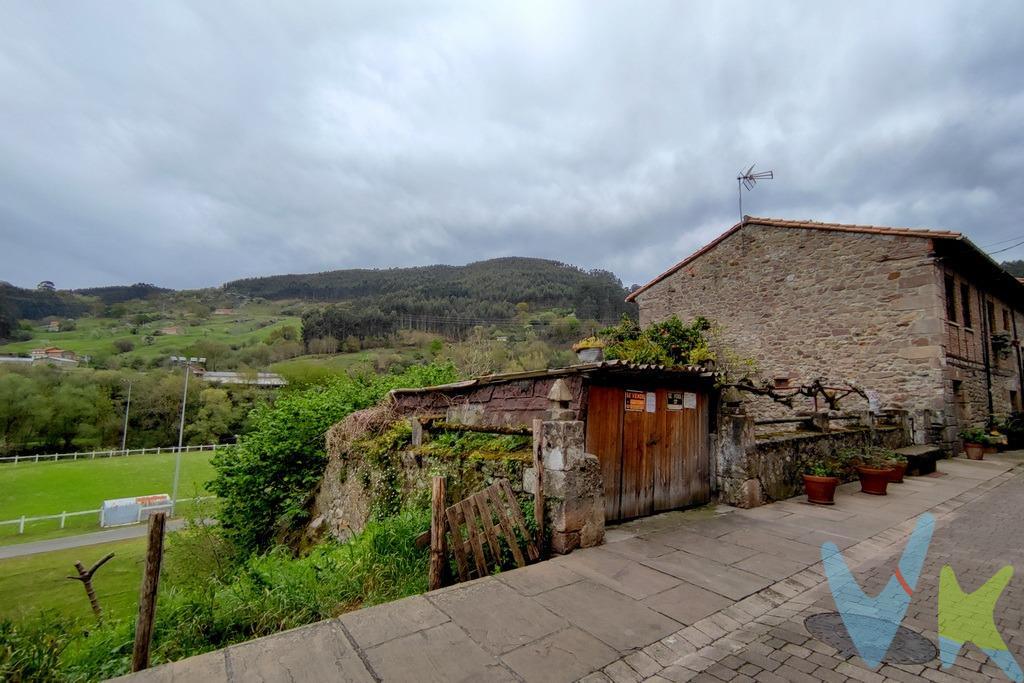 Solar edificable en el “Camino Real” de Riocorvo-Cartes (Cantabria). Un terreno que te permitirá construir tu vivienda en un emplazamiento único y singular. El solar se encuentra en el casco urbano de Riocorvo, que está declarado bien de interés cultural en la categoría de conjunto histórico artístico, debido a los edificios montañeses de estilo barroco que flanquean el antiguo Camino Real, que comunicaba Santander con La Meseta. El solar mide aproximadamente 240 m², está condicionado por su orografía en pronunciada pendiente orientada al este. En él se puede edificar una vivienda de unos 120 m² repartidos en tres plantas. Riocorvo fue elegido “Pueblo de Cantabria” en el año 2021. Gastos de la transacción:. La transmisión del solar está gravada por el Impuesto de Transmisiones Patrimoniales (10%). No hay gastos de agencia inmobiliaria para el comprador. 