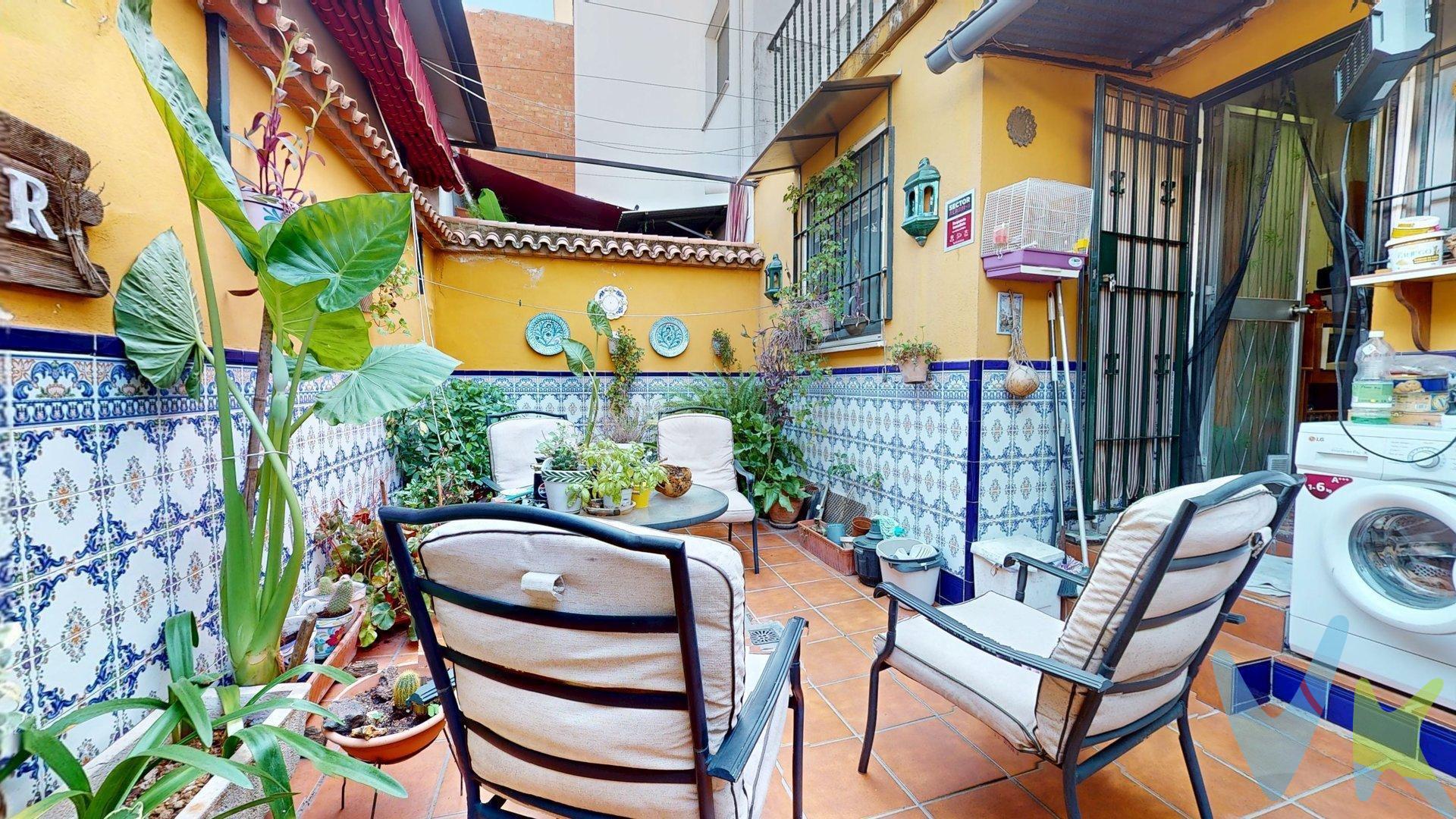 Descubre esta magnífica casa adosada situada en San Rafael de la Albaida, una de las zonas de mayor crecimiento y proyección de Córdoba, con excelentes accesos y todos los servicios a su alcance. La vivienda se distribuye en tres plantas, ofreciendo amplitud y comodidad para toda la familia. En la planta baja encontramos un amplio y luminoso salón con chimenea , una acogedora salita, un aseo de cortesía y una espaciosa cocina independiente, completamente amueblada, con salida directa a una fantástica terraza, perfecta para disfrutar del día a día al aire libre. La primera planta alberga la zona de descanso, compuesta por cuatro amplios dormitorios y dos baños completos, uno de ellos integrado en el dormitorio principal tipo suite, aportando mayor privacidad y confort. En la planta superior dispone de un práctico castillete con acceso a una amplia terraza solárium, que además cuenta con un trastero. Un espacio ideal para organizar reuniones con familiares y amigos, crear una zona de relax o simplemente disfrutar del buen tiempo durante todo el año. Si buscas una vivienda amplia, bien distribuida y ubicada en una zona en plena expansión, esta puede ser la oportunidad que estabas esperando. ¡No dejes pasar esta ocasión y solicita más información o una visita sin compromiso!. Cláusula de Transparencia y Desglose de Gastos (Ley 10/2025). en cumplimiento de las obligaciones de información previstas en la Ley 10/2025, de 28 de diciembre, de servicios de atención a la clientela y transparencia, así como en la normativa sectorial vigente, el precio indicado no incluye los gastos e impuestos inherentes a la adquisición, los cuales se desglosan estimados o con posibilidad de calcularlos a continuación; los gastos más ajustados serán dados en el D.I.A. en la visita a inmuebles, o antes. *Gastos de Notaría: La Minuta se calculará según al arancel notarial oficial: Anexo I, del Real Decreto 1426/1989, de 17 de noviembre. Enlace: https://notariared.com/calculadora-gastos-compra-vivienda/. *Gastos de Registro de la Propiedad: La inscripción se facturará según el arancel oficial: ANEXO I, del Real Decreto 1427/1989, de 17 de noviembre. Igual enlace anterior . *Gastos de Gestión (Gestoría): Los honorarios por la tramitación administrativa, liquidación de impuestos e inscripción registral ascienden de forma estimativa a [363 € aprox.] (IVA incluido), aunque depende de cada caso, y su dificultad. *Honorarios Agencia del Vendedor: incluidos en el PVP. *Honorarios Agencia del comprador: La agencia prestará los servicios de información, asesoramiento y acompañamiento previstos en el Encargo de Servicios y en el D.I.A. Si solicita servicios adicionales o personalizados, sus honorarios serán informados previamente, de forma individualizada y por escrito, conforme a la libertad de pactos y a la normativa vigente. siendo el conste para este inmueble del 2 % mas el 21 % de IVA del precio final de venta. *Si necesita Financiación, su banco le informará. *Impuesto sobre Transmisiones Patrimoniales (ITP): Se aplicará el tipo impositivo vigente en Andalucía (generalmente el 7%, sin perjuicio de tipos reducidos del 6%. 3,5%,  etc,  aplicables según las circunstancias personales del comprador o las características del inmueble). El impuesto se devenga sobre el superior entre: 1.- Valor de Referencia de Catastro; y  2.- Precio de venta. Puede calcular su situación personal en el portal oficial de la A.T. de Andalucia. enlace: https://www.juntadeandalucia.es/organismos/economiahaciendayfondoseuropeos/areas/tributos-juego/tributos/paginas/impuestos-cedidos-transmisiones.html; 