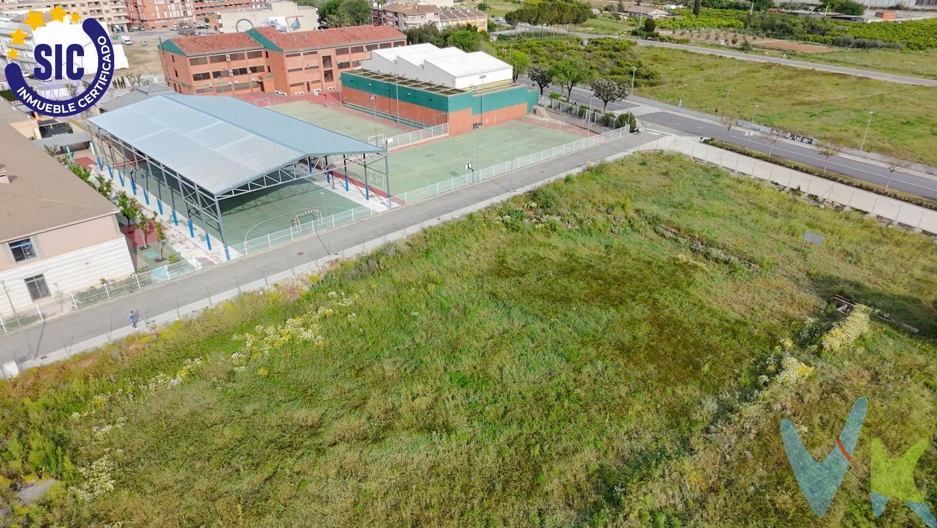 Oportunidad para promotores – Solar urbano para 8 chalets en L’Alcúdia de Crespins (Valencia). Se ofrece en venta una isla de suelo urbano consolidado en el sector residencial AIS-TR-4 (Terrer Roig), ideal para el desarrollo de hasta 8 viviendas unifamiliares aisladas con jardín propio. Con una superficie de 4.912 m², esta parcela representa una de las pocas oportunidades urbanas de este tipo disponibles en la comarca. La parcela se encuentra completamente rodeada de calles urbanizadas, frente a colegios, zonas verdes y deportivas, con excelente accesibilidad y un entorno tranquilo y familiar, altamente demandado por compradores que buscan vivienda nueva independiente dentro del casco urbano. 🏗️ Parámetros urbanísticos orientativos:. 	•	Superficie media por parcela: 614 m². 	•	Tipología: Vivienda unifamiliar aislada. 	•	Ocupación máxima: 40%. 	•	Altura máxima: 2 plantas (hasta 8 m). 	•	Edificabilidad total: hasta 2.947 m² construibles. 	•	Repercusión edificable: 293 €/m². 📍 Ubicación estratégica:. 	•	Frente a colegio y junto a zonas deportivas y parques. 	•	A 10 minutos andando de la estación de tren Cercanías (C2 – conexión directa con Valencia). 	•	Acceso rápido a CV-40 y A-35. 	•	Entorno consolidado con alta demanda de vivienda nueva. La descripción del presente inmueble e imágenes tienen mero carácter informativo y en ningún caso carácter contractual, pudiendo ser modificados por la inmobiliaria comercializadora sin que ello implique responsabilidad alguna frente a terceros. En el precio de venta a público, esta propiedad NO incluye los gastos de adquisición (Notario, registro, gestión, honorarios, etc…).