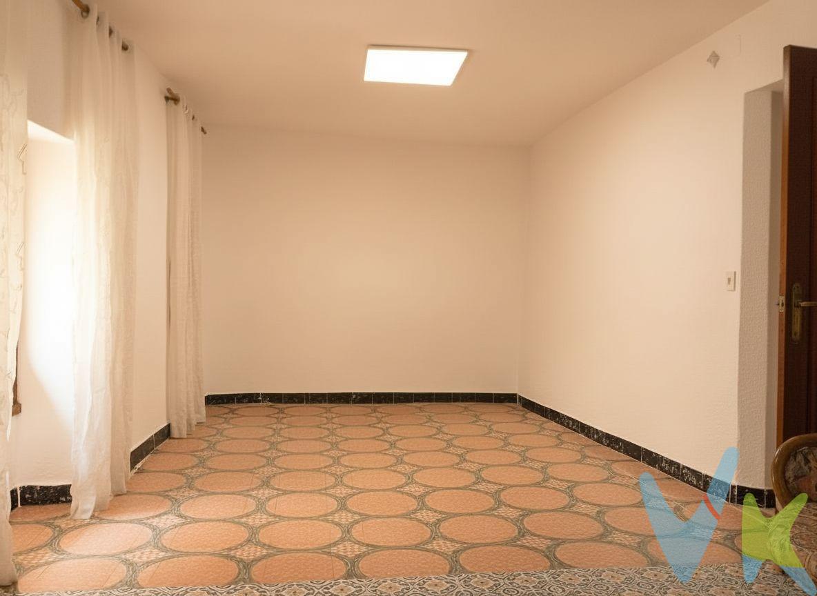 ¡Bienvenido a la casa de tus sueños en una de las zonas más emblemáticas de la ciudad de los mil detalles! Este magnífico piso, ubicado en la calle San Ramón 3, es la oportunidad perfecta para quienes buscan equilibrio entre la tranquilidad de un barrio con solera y la vibrante vida urbana de Xàtiva. Esta propiedad no es solo un piso; es un proyecto de vida o inversión. Ubicado en una segunda planta (sin ascensor), ofrece una combinación perfecta de encanto tradicional y un potencial de expansión constructiva difícil de encontrar en el mercado actual. Distribución y Espacios (136 m2). La vivienda destaca por su distribución versátil, ideal para adaptarse a cualquier necesidad aprovechando al máximo la luz natural y ofreciendo espacios amplios que invitan al descanso:. Habitaciones: 3. Baño completo. Zona social: Comedor con chimenea. Sala de meditación. Trastero. Cocina. Amplio recibidor. Salita de estar. El Gran Valor: Terraza y Derecho de Vuelo. Lo que realmente marca la diferencia es su planta superior:. Almacén de 48 m2 en la tercera planta. Derecho de construcción privativo: Puedes edificar sobre tu propia vivienda, permitiéndote crear un ático dúplex único en la zona. Vistas Premium: Panorámicas inmejorables al Castillo de Xàtiva, un privilegio visual diario. Entorno y Calidad de Vida. Vivir en la calle San Ramón significa disfrutar de la comodidad de ir andando a todas partes. Situada en una zona que conecta el centro comercial con el casco histórico monumental, tendrás a tu disposición:. Patrimonio e Historia: A pocos minutos de la imponente Colegiata de Santa María (La Seu) y de la Plaza del Mercat, el corazón social de la ciudad. Pasear por sus calles es vivir rodeado de palacios como el de Alarcón o el de los Sanç d'Alboi. PVP 129.900€.  Gastos e impuestos no incluidos en el precio. La compra conlleva impuestos y gastos de formalización para el comprador. A título orientativo se informa que en segundas transmisiones el  ITP  con carácter general en  Valencia  es del  10%, pudiendo existir otros tipos impositivos atendiendo a  las circunstancias  personales del comprador u otras circunstancias previstas legalmente. Base imponible del impuesto el mayor valor entre el precio de compraventa, la tasación o el valor de referencia catastral. En cuanto a los gastos de  notaría y registro, en su caso,  suelen oscilar aprox; entre 1,5% y 2,5% (aranceles variables según precio, n.º de copias y complejidad). El comprador elige notario. Si el comprador precisase de  hipoteca: tasación, condiciones y costes bancarios serán según entidad elegida por el comprador, así como los gastos de gestoría, y cualesquiera otros gastos inherentes a la formalización de la compraventa que legalmente correspondan a la parte compradora, salvo pacto expreso en contrario con el vendedor. El consumidor tiene,  conforme a la normativa vigente, a su disposición información y documentación adicional relativa al inmueble y condiciones de la compraventa, que podrá ser consultada en C/Joaquín Costa 4, bajo 46005 Valencia o urbe2@remax.es. Honorarios de mediación inmobiliaria a cargo del  COMPRADOR: (3% del precio final de venta más IVA (21%), salvo otro pacto.); y  de VENDEDOR (según acuerdo con el mismo). . Se informa al consumidor que la agencia actúa como intermediaria inmobiliaria en la operación, estando cualquier eventual compraventa y sus condiciones sujeta a la aceptación expresa del propietario-vendedor y a la posterior formalización del correspondiente contrato.