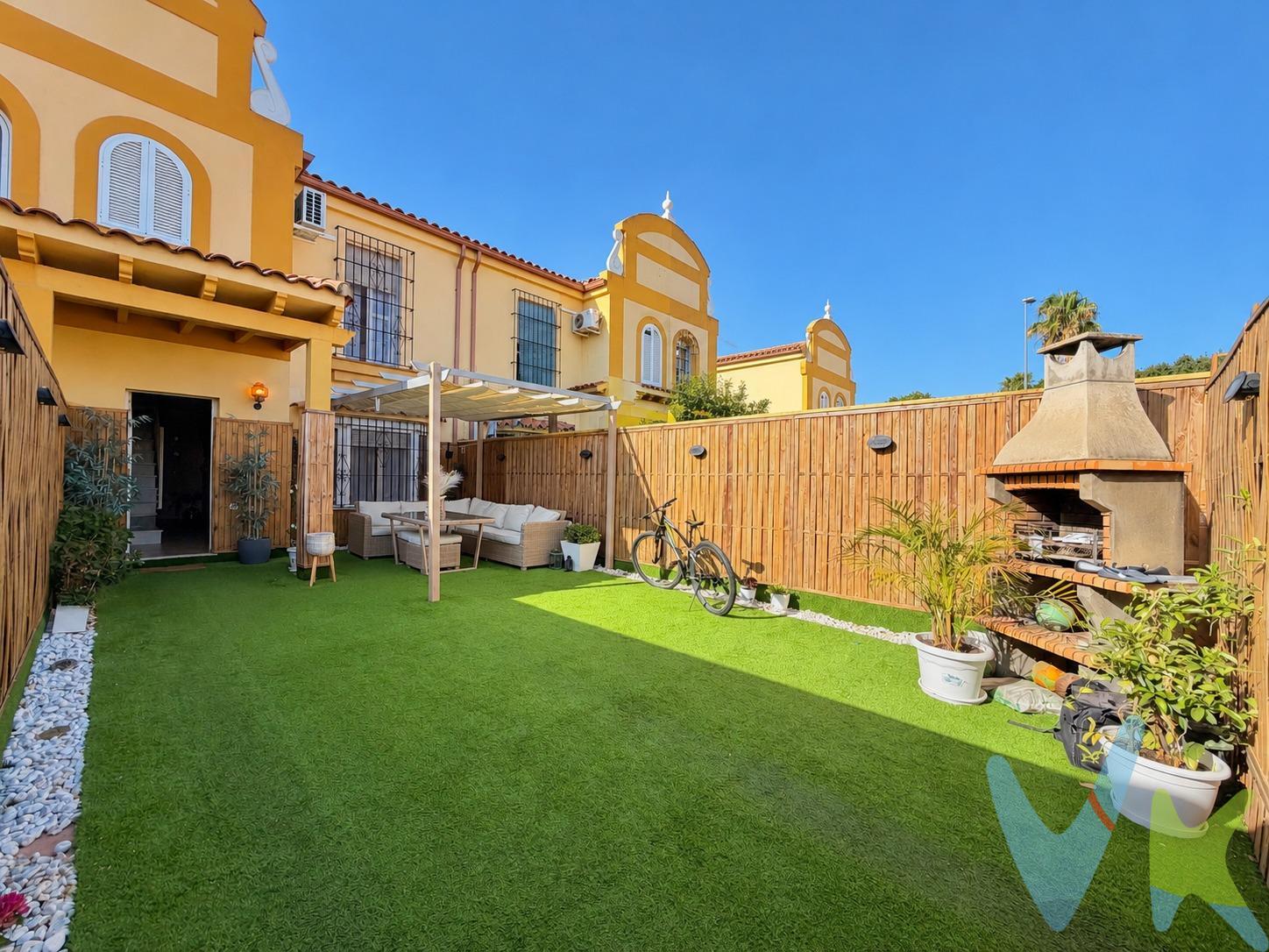 Esta preciosa vivienda cuenta con un amplio patio delantero, acondicionado con pérgola y zona de barbacoa, un espacio perfecto para disfrutar de comidas al aire libre, reuniones familiares o simplemente relajarse en casa. En el interior encontramos una distribución cómoda y funcional. La vivienda, originalmente de 4 dormitorios, actualmente dispone de 3, ofreciendo estancias más amplias y aprovechables. La cocina, de buenas dimensiones y completamente amueblada, ofrece un espacio práctico para el día a día y dispone de una distribución muy funcional. La vivienda cuenta además de un amplio cuarto de baño con una cómoda ducha, así como de un aseo en planta baja. Uno de los puntos especialmente prácticos de la vivienda es su patio trasero, actualmente acondicionado como zona de lavadero. Dispone de trastero y diferentes armarios y estanterías, proporcionando una importante capacidad de almacenamiento y ayudando a mantener la casa organizada. La vivienda cuenta también con paneles solares para el agua caliente, una instalación que contribuye a mejorar la eficiencia y el ahorro energético del hogar. En definitiva, una vivienda reformada, cuidada y lista para entrar a vivir, con espacios exteriores, buenas zonas de almacenamiento y una distribución pensada para disfrutar cómodamente de cada estancia. ¿Te imaginas viviendo aquí? Llámanos y ven a conocerla. Estaremos encantados de enseñártela. Gastos e Impuestos NOTA INFORMATIVA SOBRE LOS GASTOS E IMPUESTOS DE LOS PRECIOS EXPUESTOS EN ESTA WEB EN LAS OFERTAS DE INMUEBLES DE SEGUNDA MANO A LA VENTA. Salvo las operaciones de compra de viviendas de obra nueva que están sujetas al 10% de IVA, las de segunda mano están sujetas a ITP, cuyo tipo general es del 7% respecto al precio de venta, pero en casos especiales se puede ver reducido al 6% o 3,5% en virtud de lo dispuesto en la Ley 5/2021, de 20 de octubre, de Tributos Cedidos de la Comunidad Autónoma de Andalucía junto con modificaciones introducidas por normas posteriores como el Decreto-ley 7/2021 y la Ley 8/2025 de Presupuestos para 2026. Los gastos de Notaría y Registro dependerán del precio final de la compraventa, número de copias de la escritura, número de páginas de la escritura, complejidad, etc, en virtud de lo dispuesto en el Anexo I del Real Decreto 1426/1989, por el que se aprueba el arancel general de Notaría y el Anexo I del Real Decreto 1427/1989, por el que se aprueba el arancel de los Registradores de la Propiedad. En caso de necesidad de financiación bancaria para la compra, los gastos de la misma deberán ser obtenidos de la entidad bancaria que vaya a financiar la operación. El comprador, en caso de que querer adquirir la vivienda a través de la agencia, deberá abonar a ésta unos honorarios que ascienden al 3 % del precio de la compraventa, con un mínimo de 6.000.-€, más IVA del 21%. Se hace constar que la agencia efectúa una labor de intermediación y que las condiciones finales de la compraventa quedan sujetas a la aceptación expresa de la parte vendedora y a la ulterior formalización del contrato.