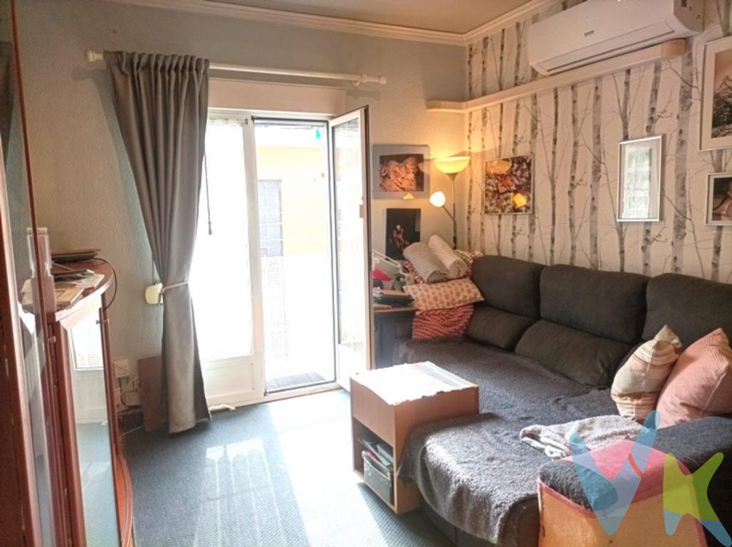 En la zona de Barreda, a un paso de Torrelavega y con todos los servicios a pie de calle comercios, colegios, zonas verdes y transporte público , se encuentra este luminoso piso de tres habitaciones, ideal tanto como vivienda habitual como para inversión.La vivienda, un segundo sin ascensor,  destaca por su reforma funcional y actual, ofreciendo un espacio cómodo y listo para entrar a vivir.Dispone de:·  Sala de estar con balcón orientado al oeste, perfecta para disfrutar del sol de la tarde.·  Cocina completamente equipada.·  Baño renovado hace apenas 5 años, con un estilo moderno y materiales de calidad.·  Tres dormitorios bien distribuidos.·  Ventanas de PVC y aluminio, que garantizan un excelente aislamiento térmico y acústico.·  Aire acondicionado, aportando confort durante todo el año, además de contar con estufa de leña.Es una vivienda cómoda, práctica y bien comunicada, en una zona tranquila y con todos los servicios, lista para disfrutar desde el primer día. En definitiva, este puede ser el hogar de tus sueños.Los gastos de gestión para el comprador son del 1%.