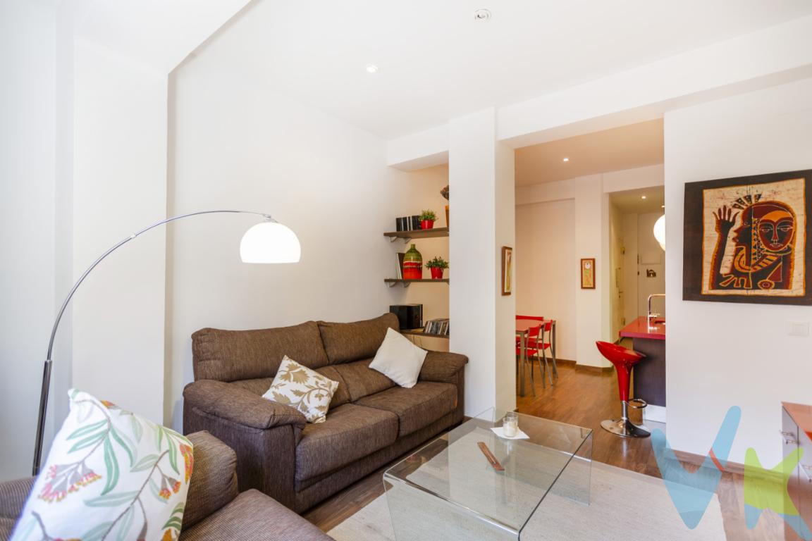 Encanto Mediterráneo en el Corazón de Valencia. Descubre este luminoso piso recién reformado con un estilo fresco y acogedor, ideal para parejas bohemias que buscan vivir envueltos por la energía única de Valencia. Situado en uno de los barrios más emblemáticos de la ciudad, a escasos minutos a pie de la playa, este hogar combina la tranquilidad del mar con la vitalidad de la vida urbana.Cada rincón ha sido pensado para abrazar la luz. El salón, abierto e íntimo, se convierte en el espacio perfecto para tardes de lectura, desayunos tardíos o veladas con música suave y vino local. Las dos habitaciones ofrecen versatilidad: una como dormitorio principal, la otra como estudio creativo, habitación de invitados o incluso pequeño atelier.El baño, moderno y elegante, aporta un toque de spa urbano con acabados naturales y una ducha amplia donde empezar el día con energía.Este piso es más que una vivienda: es un refugio junto al mar para quienes encuentran belleza en lo sencillo, en los paseos descalzos por la arena, en la luz dorada del atardecer sobre las fachadas color terracota, y en el ritmo pausado pero vibrante de Valencia.¿Te imaginas desayunando con el sonido del mar de fondo y la brisa del Mediterráneo acariciando las cortinas?__________________  Nuestro servicio con cada uno de nuestros clientes es en exclusividad, por lo que nosotros le garantizamos un servicio de calidad y sencillo sin interferencias de terceros, nuestra inmobiliaria trabaja con exclusividad compartida, por lo que estaremos encantados de colaborar con cualquier agencia o particular que esté interesado en el inmueble. Por ese motivo, se ruega no molestar al propietario o inquilinos de la propiedad. Si usted es un posible cliente o agente inmobiliario, interesado en esta propiedad, no dude en llamarnos a nosotros, estaremos encantados de colaborar. El precio indicado no incluye los honorarios de intermediación inmobiliaria, que deberán ser abonados por el comprador de forma independiente.