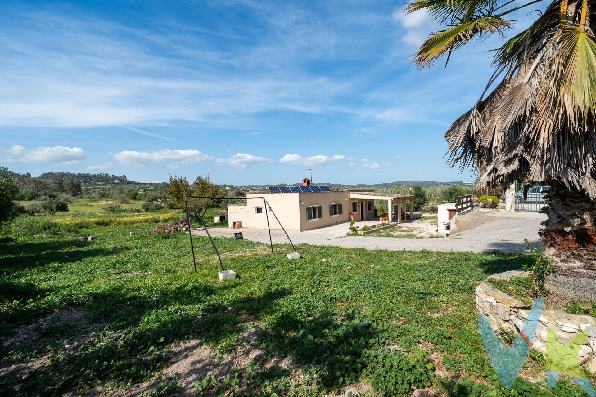 Desconecta, relájate y conéctate con la naturaleza. Si estás buscando tranquilidad y un entorno natural donde respirar paz, esta encantadora finca rústica es para ti. Situada en una zona privilegiada entre Sant Joan y Montuïri, ofrece la combinación perfecta entre privacidad, entorno rural y comodidad. - Terreno de 3.800 m² totalmente vallado. - Vivienda de 100 m² semireformada + porche de 30 m² ideal para comidas al aire libre. - Energía solar con placas solares y baterías de litio. - Agua de aljibe. - Piscina privada para los días de verano. - 2 pequeños almacenes, perfectos como trastero o espacio de herramientas. La casa, muy luminosa y funcional, se distribuye en: 3 habitaciones dobles, 1 baño completo con ducha, Cocina equipada y Salón-comedor con acceso directo al porche y a la joya de la vivienda: la piscina. Una propiedad con mucho potencial, perfecta como refugio de fin de semana, casa de vacaciones o incluso para vivir todo el año rodeado de naturaleza. Actualmente no dispone de Cédula de Habitabilidad pero es posible hipotecar. *Consultar posibilidades. Ven a descubrir la tranquilidad del campo mallorquín. ¡Contáctanos y agenda tu visita!. 