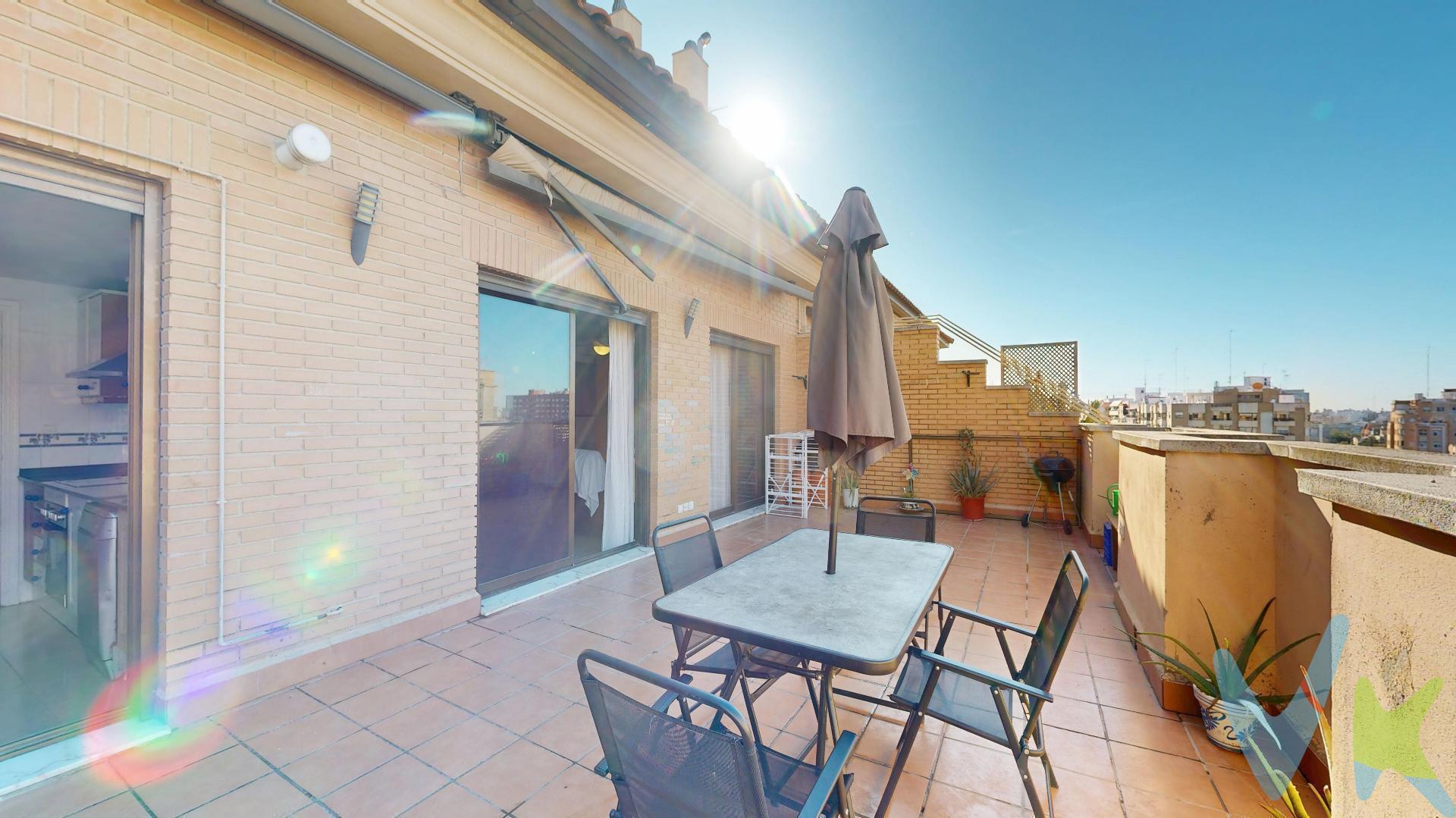 ¡¡¡Definitivamente, este es el ático que estabas buscando!!! Con una espectacular terraza completamente abierta al horizonte de Valencia y una distribución que permite disponer de hasta cinco estancias muy amplias, ideal para una gran familia en un hogar verdaderamente especial.

Este espectacular ático dúplex de 145 m² construidos ofrece una amplitud y versatilidad difíciles de encontrar en el mercado actual. A ello se suma su gran terraza, despejada y con más de 40 m². La vivienda se ubica en una zona privilegiada de la Avenida Burjassot, muy próxima al Jardín del Turia, Nuevo Centro, la Estación de Autobuses y la Nueva Fe-Campanar, así como a las principales dotaciones sanitarias de última generación del barrio de Campanar.

El inmueble se distribuye en dos plantas cuidadosamente diseñadas para maximizar tanto el espacio como la entrada de luz natural en todas sus estancias.

En la planta principal, que combina elegancia y espacios abiertos, nos recibe un imponente salón-comedor de 37 m². Destaca por su gran luminosidad, reforzada por suelos de tarima clara, una elegante columna decorativa y acceso directo a la magnífica terraza. En esta misma planta encontramos también una cocina independiente, con salida propia al exterior, ideal para disfrutar de desayunos al aire libre y con acceso directo sin necesidad de pasar por el salón.

Asimismo, esta planta alberga la zona de descanso, compuesta por dos dormitorios dobles, ambos con amplios armarios empotrados que ofrecen una gran capacidad de almacenaje. Entre ellos se sitúa un baño completo, equipado con bañera y mampara, que da servicio a toda la planta.

En la planta superior semiabuhardillada se encuentra uno de los grandes atractivos de la vivienda: un auténtico refugio privado al que se accede por una amplia y cómoda escalera con barandilla de forja artesanal. Aquí se abre una impresionante estancia diáfana de 54 m², con techos abuhardillados en uno de sus lados —el orientado a la terraza— y alturas generosas en el resto, creando un ambiente acogedor y singular. Este espacio permite múltiples configuraciones: desde una espectacular suite principal hasta varias estancias adicionales como zona de juegos, despacho o gimnasio. Además, dispone de un amplio baño independiente con moderna cabina de ducha y una práctica zona de almacenamiento aprovechando la caída del techo.

La vivienda está equipada con aire acondicionado mediante dos potentes equipos Mitsubishi Inverter por split (uno por planta), que proporcionan climatización frío-calor a ambas plantas, además de ventiladores y calefactores eléctricos en alguna de las estancias de la planta principal y la superior, garantizando el confort durante todo el año.

Si busca una gran terraza con vistas despejadas, una vivienda espaciosa, con carácter propio y múltiples posibilidades de configuración, este inmueble es la oportunidad que estaba esperando. ¡Venga a visitarlo y déjese enamorar por su amplitud!

Por mandato expreso del propietario, comercializamos este inmueble en exclusiva, lo que le garantiza un servicio de calidad, un trato fácil, sencillo y sin interferencias de terceros. Por este motivo, se ruega no molestar al propietario, a los ocupantes de la propiedad, a los vecinos si los hubiera. Muchas gracias por su comprensión.

La oferta está sujeta a cambios de precio o retirada del mercado sin previo aviso. Este anuncio en su conjunto, incluyendo textos, fotos, imágenes o cualquier otro contenido de este, no es vinculante dado que la información es ofrecida por terceros y puede contener errores. Se muestra a título informativo y no contractual. Las medidas, superficies y diseño del plano facilitado son meramente orientativas. "El precio NO INCLUYE los gastos de corretaje inmobiliario, impuestos (IVA, ITP, AJD), plusvalía, notaría y registro”.
