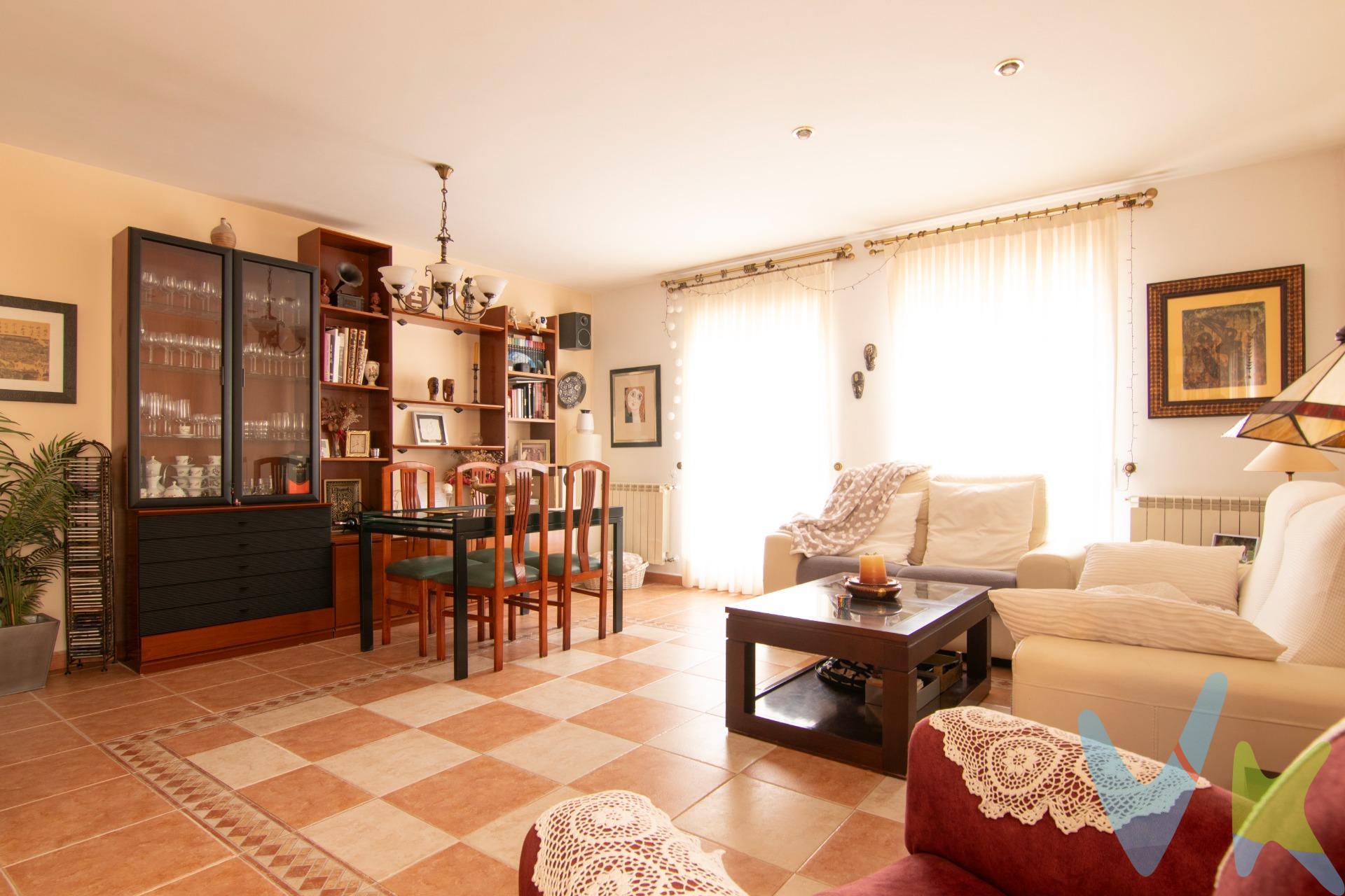 Se ofrece magnífica vivienda adosada situada en la zona de Polígono III de la Vall d’Uixó, actualmente la zona más demandada del municipio al tratarse del área donde se han desarrollado las edificaciones más recientes. El entorno dispone de todos los servicios necesarios, incluyendo dos colegios, amplias zonas verdes y parques, así como varios centros de salud, lo que la convierte en una ubicación ideal para familias. La vivienda cuenta con una superficie construida de 257 m² y es totalmente exterior, lo que garantiza una excelente iluminación natural en todas sus estancias. En la planta baja, encontramos una pequeña terraza exterior que da acceso tanto al zaguán, desde el cual se accede a la planta primera, como al garaje. Este último se encuentra completamente acondicionado y dispone de baño, trastero y cocina, ofreciendo un espacio perfecto para reuniones y celebraciones con familiares y amigos. La primera planta alberga la zona de día, compuesta por una amplia cocina con dos galerías cubiertas, un despacho y un luminoso salón-comedor, diseñado para el confort y la vida diaria. En la segunda planta se sitúa la zona de descanso, con tres dormitorios y un baño completo, proporcionando un entorno tranquilo y funcional. Finalmente, en la tercera planta, la vivienda dispone de una buhardilla con salida a una terraza, un espacio versátil ideal como zona de ocio, estudio o dormitorio adicional, con agradables vistas y gran privacidad. Una vivienda completa, espaciosa y bien ubicada, ideal para quienes buscan calidad de vida en una de las mejores zonas de la Vall d’Uixó. La vivienda tiene instalación de placas solares