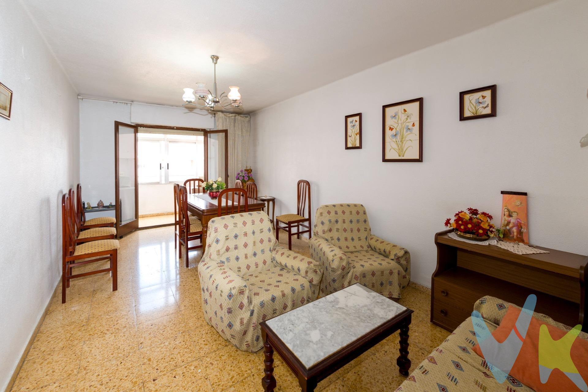 ✨ **Amplio piso junto a RENFE y a un paso de la UJI, ideal para vivir o invertir** ✨. Ubicado en una excelente zona, perfectamente comunicada y con todos los servicios al alcance, este luminoso piso destaca por su amplitud y funcional distribución. El edificio cuenta con el zaguán completamente reformado y acceso a cota cero, aportando comodidad y accesibilidad. La vivienda dispone de **cuatro habitaciones**, ideales para familias, teletrabajo o incluso como inversión para alquiler universitario. Cuenta además con un **baño completo reformado con ducha moderna**. El salón-comedor es amplio y acogedor, con salida a un **balcón acristalado** que aporta luz natural durante todo el día y crea un espacio extra perfecto para relajarse. La cocina es independiente y dispone de práctica galería. Entre sus mejoras destacan las **ventanas de aluminio con doble acristalamiento**, que ofrecen un mayor aislamiento térmico y acústico, así como la reforma del baño con ducha. . Una oportunidad perfecta para quienes buscan una vivienda amplia, bien ubicada y con mejoras ya realizadas. Por mandato expreso del propietario comercializamos este inmueble mediante contrato de multi-exclusiva, por el cual numerosas agencias colaboradoras, nacionales e internacionales, ofrecen esta vivienda a sus potenciales compradores, todo ello garantizando un servicio de calidad, un trato fácil, sencillo y sin interferencias de terceros, ya que la gestión es a través de nuestra agencia. *Impuestos, gastos de compraventa tales como honorarios agencia y financiación no incluidos. 