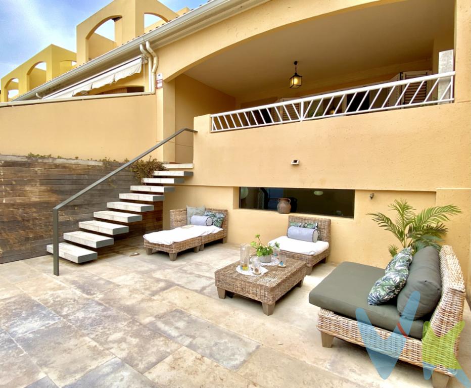 ¡Descubre tu nuevo hogar en La Playa de l´Almardà!Presentamos una magnífica casa adosada en venta, ubicada en la exclusiva zona de Corinto  Almardà. Esta propiedad, construida en el año 2005, en el complejo Proamar, ofrece una casa amplia y luminosa con un total de 228 metros cuadrados construidos.La residencia dispone de cuatro espaciosas habitaciones, diseñadas para proporcionar la máxima comodidad y bienestar a cada miembro de la familia. Cada habitación es doble, lo hace una opción ideal tanto para familias numerosas como para aquellos que desean contar con un espacio adicional para invitados o un despacho en casa.El diseño arquitectónico moderno de esta adosada se distribuye de la siguiente forma:Sótano: garaje privado, brindando la comodidad de estacionamiento seguro y directo a la vivienda, además de una zona totalmente diáfana con luz exterior para convertirla en un gran despacho o en una súper sala de juegos y terraza de 40 m2 nada más entrar a la parcela.Bajo: terraza de 18 m2, gran comedor con chimenea, 1 habitación doble, baño completo y cocina con terraza de 18 m2 con barbacoa.Primera planta: 3 habitaciones dobles con armarios empotrados y dos baños (1 insuit), 2 terrazas de 15 m2 aprox. Todas las áreas de la casa están igualmente bien distribuidas, destacando por su luminosidad y amplitud. La cocina, completamente equipada, invita a preparar deliciosas comidas, mientras que el salón ofrece un espacio perfecto para relajarse o compartir agradables momentos en familia al lado de la chimenea. Las numerosas ventanas permiten que la luz natural inunde cada rincón, creando un ambiente cálido y confortable.Un añadido significativo de esta propiedad es su privilegiada ubicación. Vivir en Corinto - Almardà significa disfrutar de un entorno tranquilo y apacible, a 4 minutos andando de a la playa con todos los servicios a un paso. Además hay que destacar sus zonas comunes, con pistas del paddel, tenis, 2 piscinas, zonas verdes y parque infantil.La vida en La Playa de l´Armadà combina a la perfección las facilidades de la vida urbana con la tranquilidad de un entorno natural. Además, la buena conexión con las principales vías de transporte garantiza que los desplazamientos a otras zonas de interés sean rápidos y cómodos.Por todas estas características, esta casa adosada se presenta no solo como una inversión inteligente, sino también como el hogar ideal para aquellos que valoran tanto el confort como la calidad de vida. Los acabados de alta calidad y la atención al detalle son evidentes en cada rincón de la vivienda.No pierda la oportunidad de adquirir esta espectacular propiedad en una de las zonas más cotizadas de Sagunto. Invitamos a los interesados a realizar una visita para conocer de primera mano las ventajas que ofrece este hogar. Sin duda, quedará encantado con esta preciosas propiedad.Un sueño de vivienda que puede hacerse realidad, convirtiéndose en tu hogar y ofreciéndote el equilibrio perfecto entre lujo, comodidad y practicidad.Para más detalles o para concertar una visita, por favor, póngase en contacto sin compromiso.