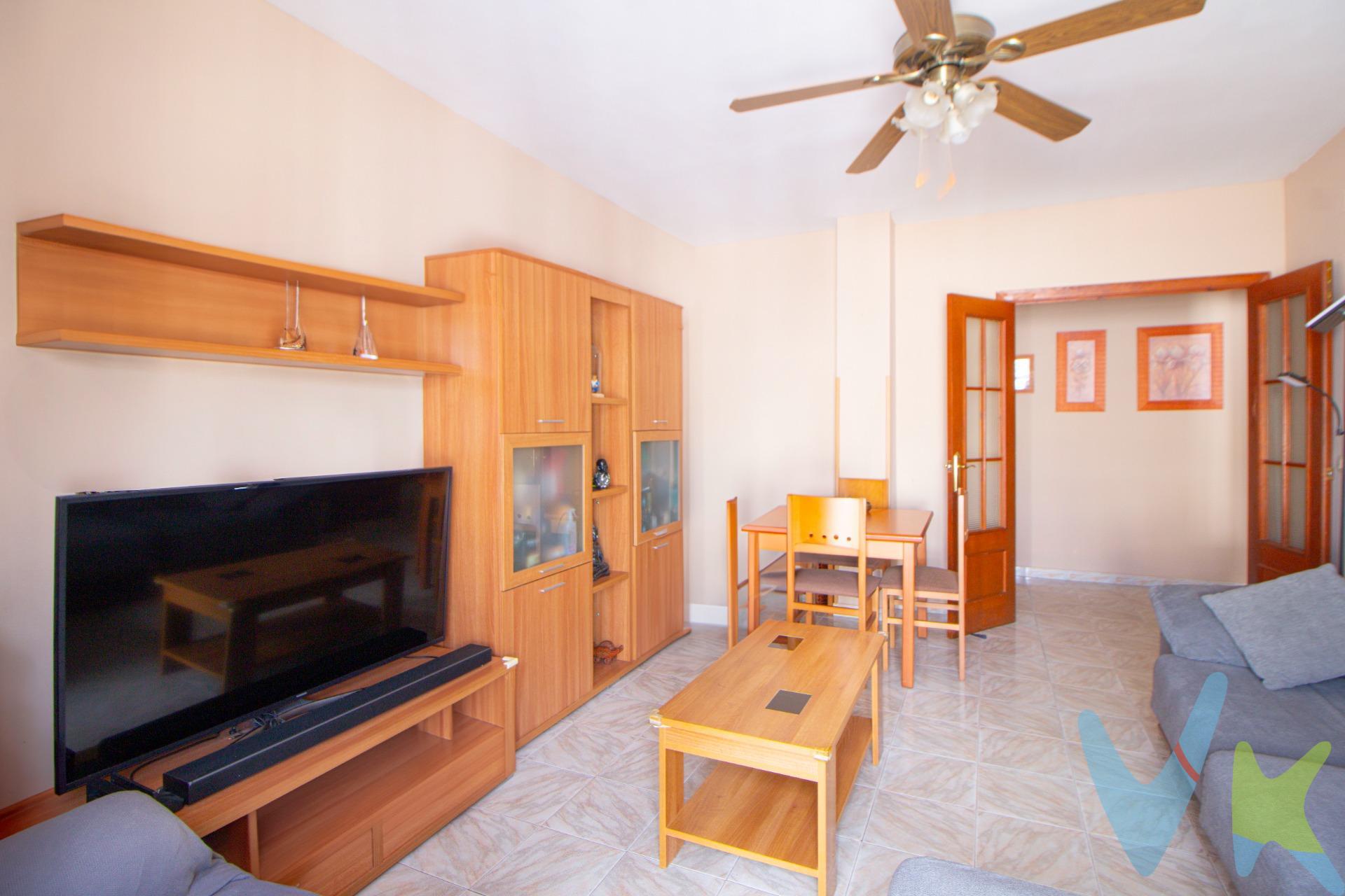 ✨ Oportunidad en Barbate – A solo 14 minutos andando de la playa ✨. Si buscas una vivienda amplia, luminosa y bien ubicada en Barbate, esta es tu ocasión. Situada a 1km de la playa, disfrutarás de un entorno privilegiado con supermercados, colegios, zonas de ocio y comercios a tu alcance. La vivienda cuenta con 72 m² construidos distribuidos de forma cómoda y funcional:. Luminoso salón con balcón a la calle. Cocina independiente con lavadero. Baño con ventana, ideal para una buena ventilación. Tres dormitorios y un pasillo que distribuye las estancias. Un piso perfecto tanto como vivienda habitual o inversión para alquiler vacacional o de temporada. 📌 Información importante:. El mobiliario que aparece en las fotografías no está incluido en el precio. Gastos según ley. El precio no incluye gastos de notaría, registro ni honorarios de gestión. Ven a visitarlo y descubre todo lo que esta vivienda en Barbate puede ofrecerte. ¡Te encantará! 🏖️