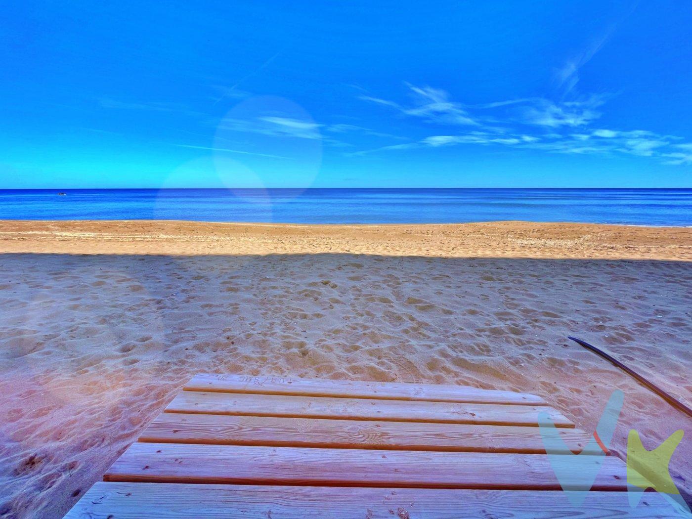 Adosado en venta en la Población de Tavernes de la Valldigna, vivienda unifamiliar a tan solo 50 metros de la playa, a 10 minutos a pie del lago Azul de Tavernes, y con servicios cercanos. La vivienda de 116 metros esta distribuida en 4 plantas, en la planta baja encontramos un garaje al que accedemos desde la planta baja del adosado o desde un acceso trasero comunitario, que ademas de tener capacidad para guardar tu vehículo, dispone de una practica cocina, un baño con ducha, trastero ademas de un espacio diáfano con múltiples usos en caso de no usarse como garaje, esto es muy útil pos si tenemos familiares con problemas de movilidad o con dificultades para subir escaleras. Desde el exterior, accedemos al la primera planta de vivienda, donde encontraremos el salón comedor, con chimenea, comedor y zona de ocio, un. aseo y una cocina totalmente equipada y reformada. En la segunda planta, encontramos 3 habitaciones, dos dobles y una simple, todas ellas con. ventiladores de techo y aire acondicionado. Por ultimo en la tercera planta, una amplia y espaciosa terraza nos aguarda. con muchas posibilidades, jardín, solarium, podemos hacer barbacoas, chill out..lo que imagines!!!. Una propiedad en un estado excelente que te ofrece la privacidad que no puedes tener en un apartamento, cerca de la playa, con capacidad para toda la familia y con muchas posibilidades de rentabilidad en verano!!.  ¿Quieres saber más? Solicita tu visita y ven a conocerla tu mismo!. La descripción del presente inmueble e imágenes tienen mero carácter informativo y en ningún caso carácter contractual, pudiendo ser modificados por la inmobiliaria comercializadora sin que ello implique responsabilidad alguna frente a terceros. En el precio de venta a público, esta propiedad NO incluye los gastos de adquisición (Notario, registro, gestión, honorarios, etc…). 