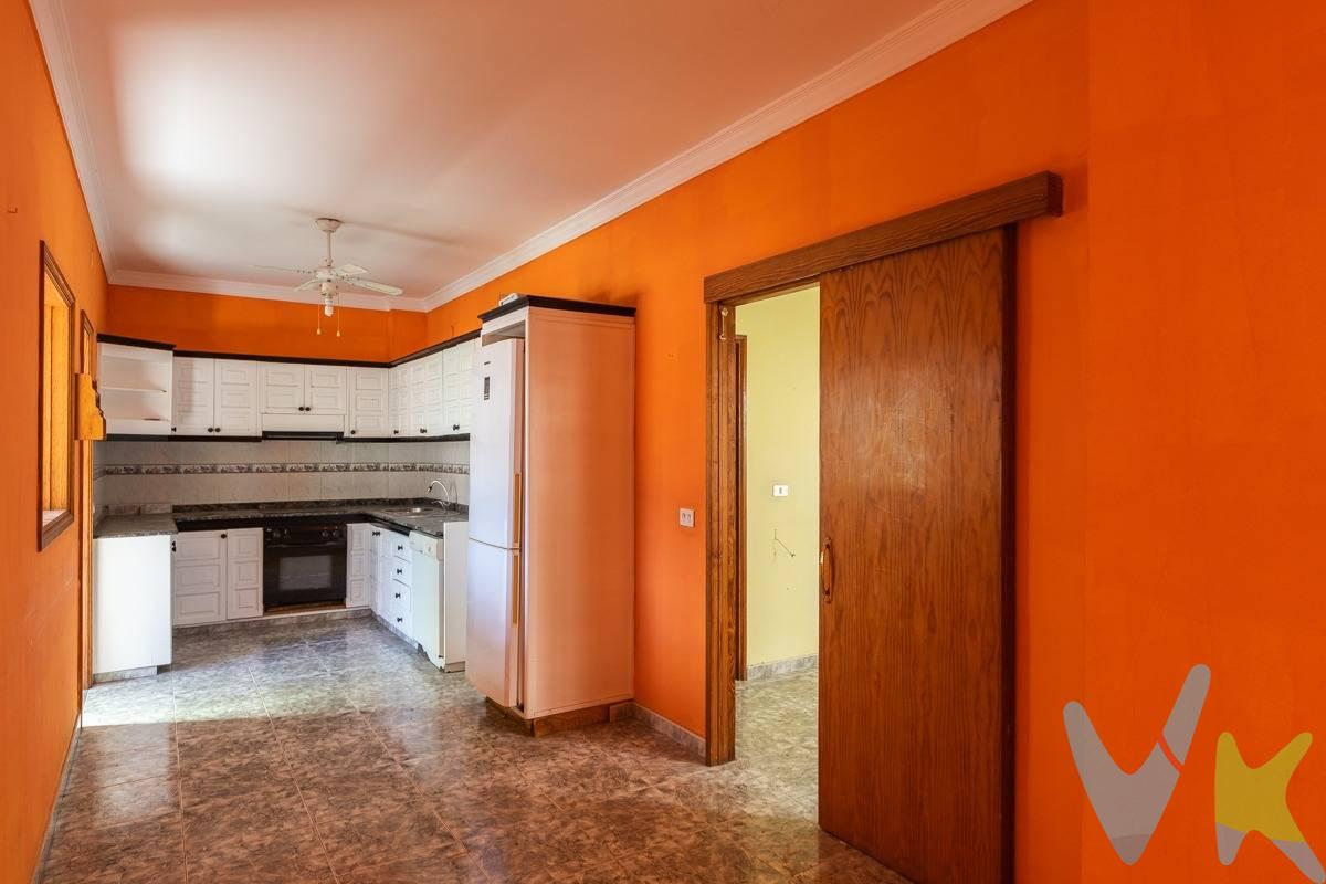 En el barrio de Almatriche, concretamente en la calle Serventía, número 24, se encuentra este piso, situado en la  primera planta sin ascensor, de este pequeño y familiar edificio. Se caracteriza por ser un piso lleno de luz natural. En cuanto a su estado actual, requiere reforma de modernización, es decir, su estructura se encuentra en buen estado. El piso cuenta tres dormitorios, dos exteriores y uno que ventila a patio, uno de los dormitorios individuales  incluye un pequeño balcón, actualmente cerrado con ventanas de aluminio. Una amplia cocina comedor que se conecta con una terraza de 15 m², cerrada también con ventanas de aluminio, un espacio que da amplitud y mucha luminosidad a esta zona de la vivienda , salón y un baño. En la azotea, una zona privativa de 30 m² con tres cuartos adicionales para almacenaje y zona de lavado. El piso está ubicado en el corazón del barrio, en una zona tranquila y con todo lo que necesitas cerca: supermercados, colegios, parques. con muy buena conexión por cercanía con los barrios de Siete Palmas y Tamaraceite así como de los accesos a la circunvalación para poder ir a cualquier destino de la isla. Si lo que buscas es un entorno cercano y familiar, pocos vecinos, cerca de la ciudad y de zonas comerciales, ésta vivienda puede ser tu nuevo hogar. 