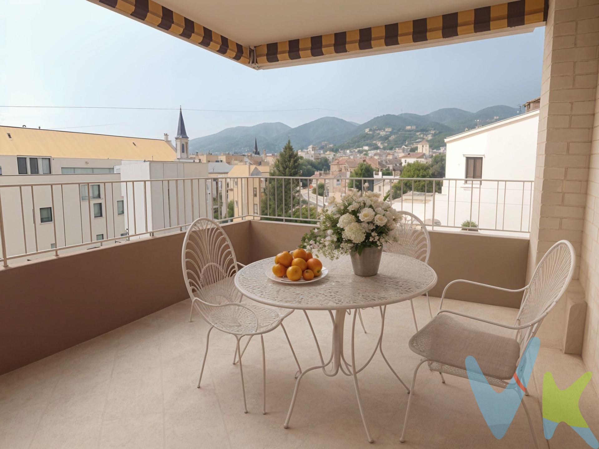 Este apartamento en El Torreón, Benicàssim, tiene una ubicación difícil de mejorar: a solo unos minutos andando de la playa y del centro del pueblo. Aquí puedes olvidarte del coche para casi todo. . La vivienda está situada en una primera planta, es luminosa y acogedora, y cuenta con una agradable terraza con vistas a la montaña y a la calle, perfecta para desayunar, descansar o disfrutar del buen tiempo. Se distribuye en dos dormitorios dobles, un dormitorio individual, baño completo con ducha, aseo y cocina con galería. Además, la urbanización dispone de piscina comunitaria y pista de tenis, y la vivienda incluye plaza de garaje, algo especialmente cómodo en Benicàssim durante los meses de verano. La playa del Torreón, una de las zonas más emblemáticas de Benicàssim, está prácticamente a la puerta de casa. Y cuando quieras cambiar la arena por el ambiente del pueblo, en apenas unos minutos estarás disfrutando de sus terrazas, restaurantes y comercios. Y es que Benicàssim lo tiene todo: playa, pueblo, ambiente, tranquilidad, montaña, restauración y vida durante todo el año, con Castellón a apenas 15 minutos. Ideal como vivienda habitual, segunda residencia o apartamento para disfrutar de las vacaciones. Playa cerca, pueblo cerca, terraza, piscina y garaje. Todo lo que buscas, en Benicàssim. ✨ VEN A CONOCERLO. PUEDE SER ESE LUGAR AL QUE SIEMPRE QUIERAS VOLVER. ✨