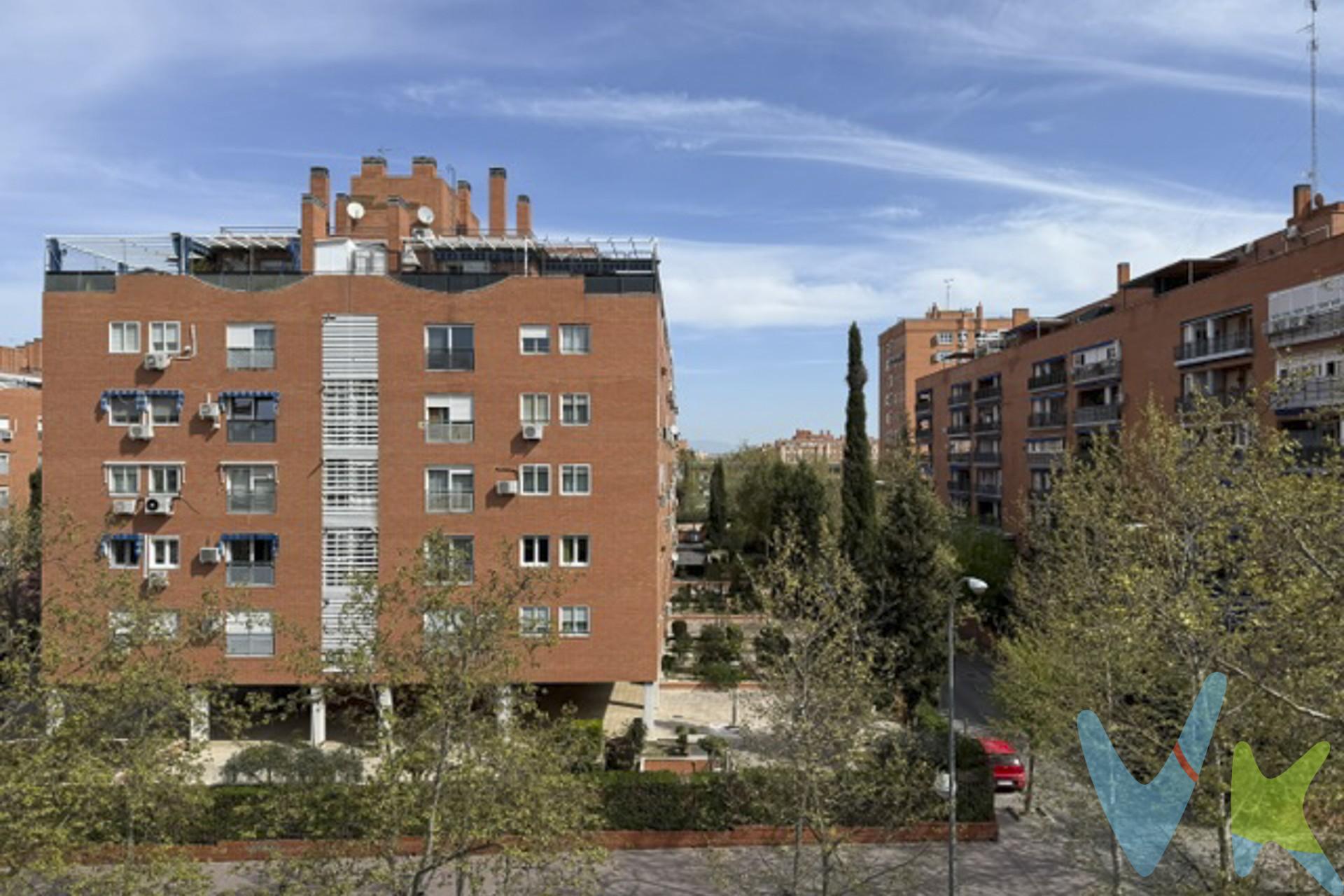 VIVIENDA ALQUILADA (VENCIMIENTO CONTRATO FEBRERO 2028) EN VENTA en Loranca, Fuenlabrada, ubicada en una zona tranquila y bien comunicada, en urbanización privada con accesibilidad, SIN PISCINA y  con dos parques infantiles que pertenecen a la mancomunidad.

La vivienda cuenta con un amplio y luminoso salón independiente y con salida directa a una TERRAZA ideal para disfrutar del aire libre. Dispone de 3 habitaciones exteriores, 2 baños completos en buen estado y cocina con espacio para comer.

El piso, DE ESQUINA, ofrece una distribución cómoda y funcional, con estancias bien aprovechadas y buena entrada de luz natural.

DISPONE DE GARAJE Y TRASTERO incluidos en el precio de venta.

Situado en una de las zonas más demandadas de Fuenlabrada, con todos los servicios a un paso: colegios, supermercados, zonas verdes, centro comercial, y a pocos minutos andando de la estación de metro Loranca (L12). Buen acceso por carretera a la M-506 y M-50.

El comprador tendrá un coste adicional de un 1,5 % más iva, sobre el precio publicado, por el servicio de gestión, asesoramiento y formalización del proceso de compra. Este importe no está incluido en el precio publicado en venta y será facturado al comprador.
