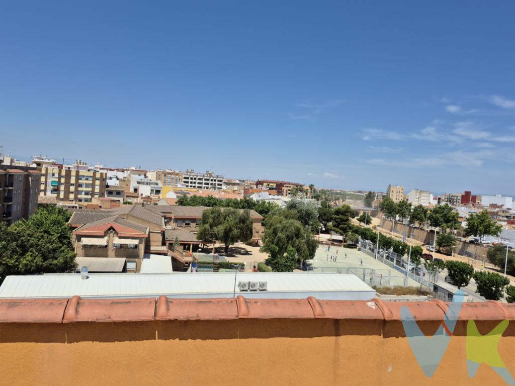 Ha llegado tu oportunidad de adquirir una vivienda de ensueño, un dúplex de cuatro habitaciones, bañada por el sol, con una preciosa terraza con vistas despejadas. En una cuarta planta de una finca con un piso por planta, este dúplex cuenta, en la planta inferior, con un hall de entrada que da paso a un espacioso salón-comedor que gana en amplitud con la cocina abierta. La cocina es cómoda, espaciosa, en forma de U y con un gran ventanal al exterior. En esta planta nos encontramos también con dos habitaciones y un baño. Una de las habitaciones de esta planta tiene salida a un balcón. Por una cómoda escalera accederemos a la planta superior, con una encantadora y amplia habitación principal que cuenta con su propio baño en suite con bañera de hidromasaje, y un práctico vestidor. La habitación tiene salida a una terraza de unos 20 m2. Enfrentada a esta, nos encontramos con otra habitación doble y, tras una puerta corredera acristalada, un pequeño trastero interior. Toda la distribución de la casa da prioridad a la luz natural, a los espacios agradables y frescos, con suelos de parquet de bambú, aire acondicionado en todas las habitaciones, ventanas de PVC con doble acristalamiento que permite el aislamiento tanto térmico como acústico (oscilobatientes) y elementos controlados mediante domótica. No dudes en visitar esta vivienda especial, ¡llámanos! *Gastos e impuestos no incluidos en el precio.*Este anuncio tiene carácter meramente informativo.De haber un plano, este será puramente orientativo y no vinculante.