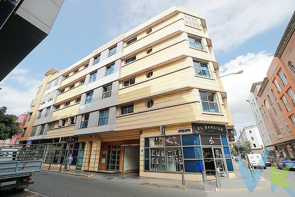 ¡Atención Inversores, vivienda rentando! Ubicada en una tercera planta con ascensor, esta amplia y luminosa propiedad ofrece 104,65 m² útiles distribuidos en tres dormitorios (uno doble y dos individuales), dos baños completos y cocina equipada con electrodomésticos. La vivienda se encuentra en perfecto estado de conservación y cuenta con armarios empotrados. Dispone además de trastero y una plaza de garaje en el mismo edificio(con opción a una segunda, consultar) ,un valor añadido poco habitual en la zona. Su excelente ubicación próxima al Parque Santa Catalina y con todos los servicios a pie de calle , la convierte en una opción ideal tanto como residencial habitual como inversión segura, en una de las áreas más demandadas de Las Palmas de Gran Canaria.