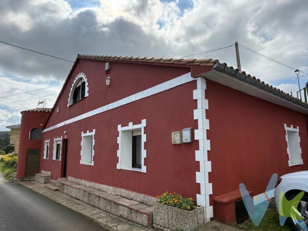 En el encantador pueblo de Ubiarco presentamos esta estupenda propiedad independiente y con jardín. Con una ubicación privilegiada, esta vivienda ofrece todo lo que podría desear en un hogar, combinando comodidad, espacio y unas vistas al mar que no podrá dejar de admirar.La vivienda en perfecto estado posee tres amplias habitaciones que ofrecen el refugio perfecto para descansar y relajarse y desde las que se ve el mar. Esta casa es una joya que invita a ser descubierta. Además con un acceso independiente dispone de otro espacio: un apartamento por terminar, pero que te dará mucho juego. Los grandes atractivos de la vivienda son varios: SU UBICACIÓN, con un agradable paseo a la playa de Santa Justa;  SU ESTADO, listo para entrar a vivir; SU JARDÍN para disfrutar de una tarde de verano; SUS VISTAS, SU POSIBILIDAD DE AMPLIACION, para disponer de más vivienda o como inversión tal vez. Ubicado en una de las zonas más bonitas de la costa central de Cantabria, esta casa ofrece la mezcla perfecta entre historia, paisajes naturales y descanso. En Ubiarco, podrás disfrutar de su impresionante patrimonio cultural, la famosa cueva de Altamira en Santillana del Mar y la calma de la playa de Santa Justa a solo 500 mts, todo mientras te rodea una vegetación exuberante y un entorno costero único. Su ubicación no solo te permitirá disfrutar de la cercanía a la playa y la montaña, sino también de rutas de senderismo, deportes acuáticos y excursiones. Todo ello, a pocos minutos de lugares como Santander, Torrelavega o Comillas.No pierda la oportunidad de descubrir este excepcional hogar. Para más información o para programar una visita, no dude en ponerse en contacto con nosotros, estaremos encantados de ayudarlo a encontrar el lugar perfecto que ha estado buscando.  