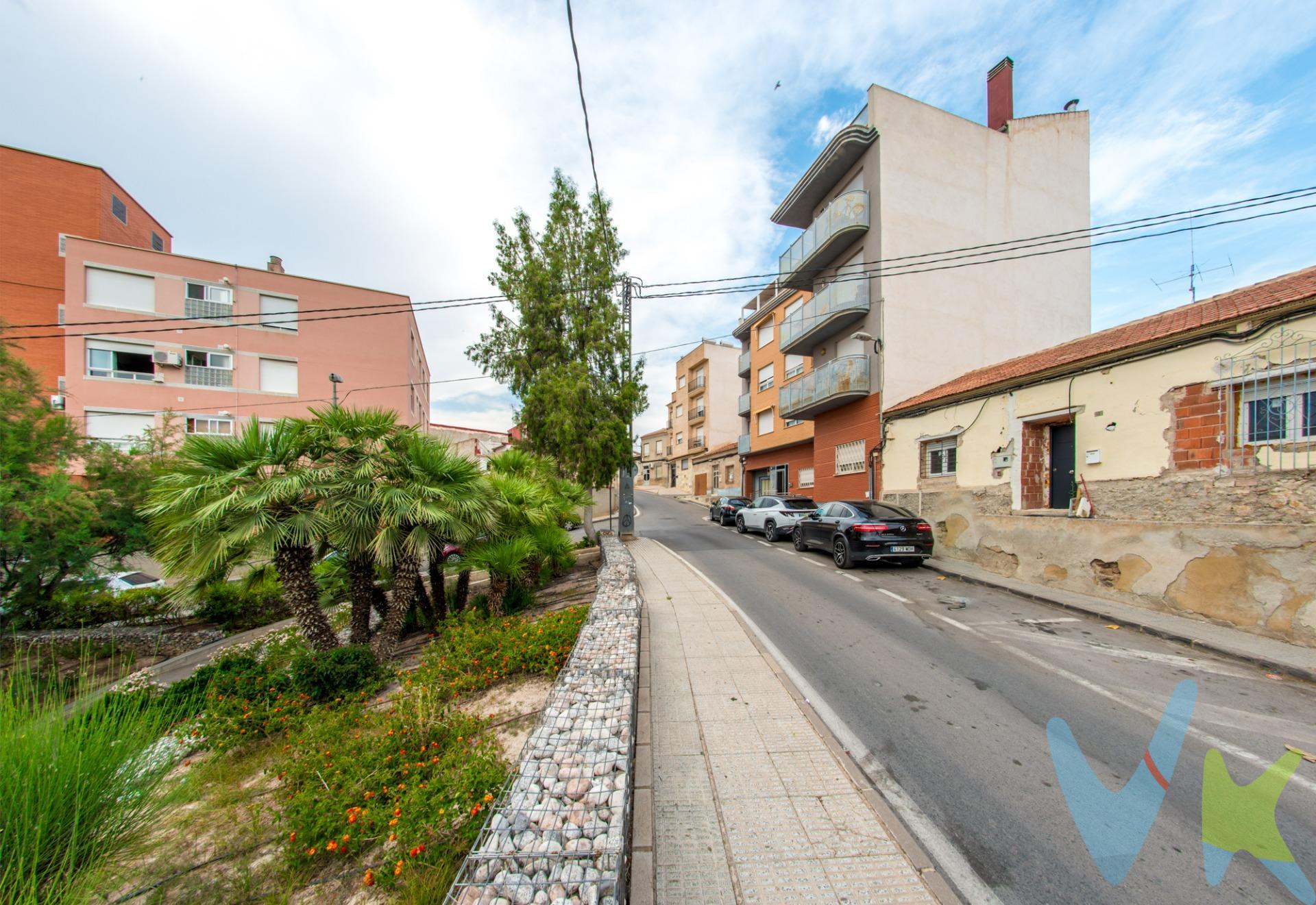Crea el hogar que siempre has soñado en este bonito apartamento, donde podrás independizarte, realizar una buena inversión, empezar una familia o recogerte una vez que la hayas dejado volar.. Al luminoso y espacioso salón, completa cocina amueblada, dos habitaciones, 1 baño, le sumamos su necesario trastero. Que aparezca un piso a buen precio, orientado a levante, de buenas calidades, y bien situado a la vez que tranquilo, no es nada habitual. Ven y lo verás. Para terminar, te queremos comentar algo: ¡Descubre una aventura inmobiliaria que combina calidad, pasión y profesionalidad! La confianza que los propietarios han depositado en nosotros es un testimonio de nuestro compromiso en brindarte un servicio excepcional. Aquí viene el detalle especial: al contactarnos directamente, evitarás molestarlos, nosotros seremos tus intermediarios y te proporcionaremos toda la asistencia necesaria. Estamos aquí para facilitarte la documentación e información que requieras, y te prometemos un trato cálido y sin complicaciones. Te informaremos detalladamente de todos los aspectos, incluyendo gastos de la compra y honorarios de agencia que no están incluidos en el precio, para garantizar tu comodidad y tranquilidad durante todo el proceso. Esa es nuestra esencia, proporcionarte #Calma: “Estado ideal de tranquilidad que tendrás al comprar tu casa con nosotros”. Queremos que sepas que tanto la descripción del inmueble como las imágenes que ves son valiosas referencias informativas, en ningún caso tienen carácter contractual. Asimismo, el precio ha sido designado por la propiedad por lo que podría sufrir variaciones y no sería vinculante hasta que se formalice en contrato de compraventa. * ¡Oye, agente inmobiliario! Si estás leyendo este texto y te gusta, te desafiamos a ser creativo y sorprendernos con una adaptación original. ¡Nada de copiar y pegar, queremos ver tu ingenio en acción! Así que prepárate para darle un toque único y cautivador a estas palabras. Estamos ansiosos por ver cómo le das vida a este mensaje con tu propia magia inmobiliaria. ¡Adelante, demuéstranos de qué eres capaz!. 