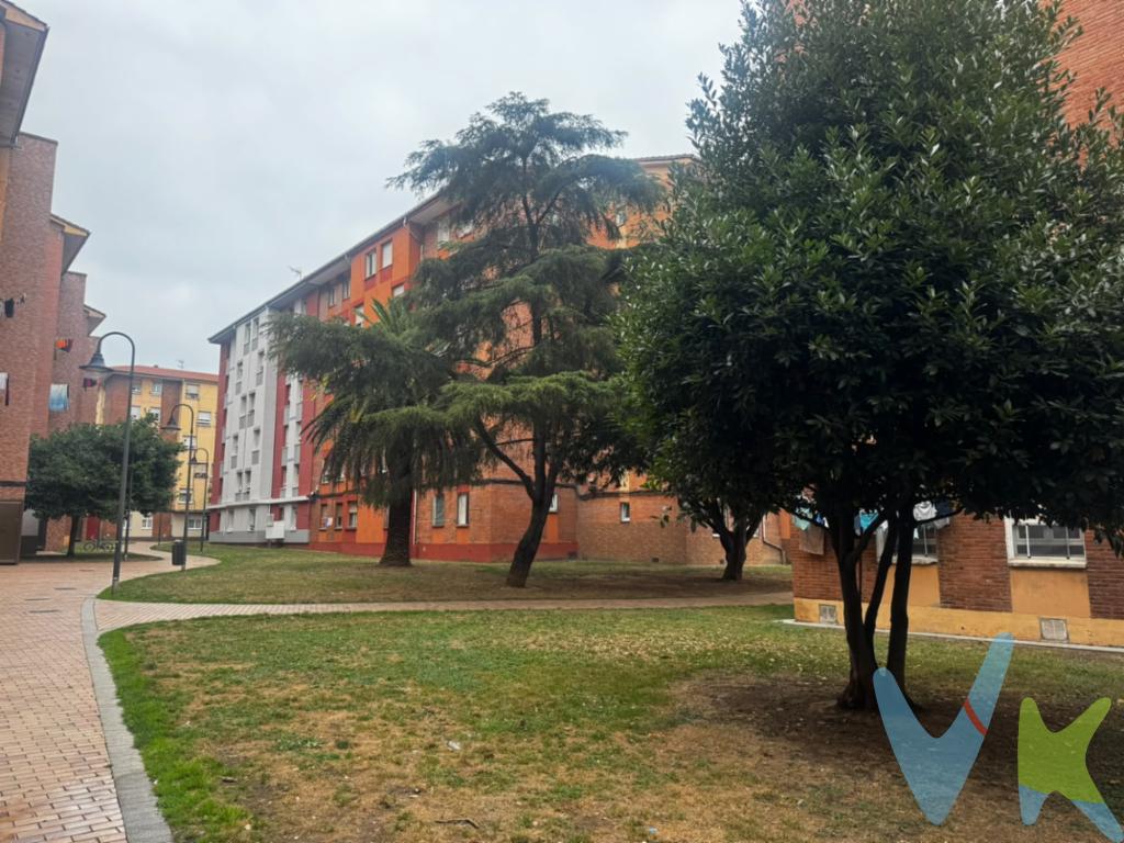 Se ofrece piso exterior y muy luminoso, completamente reformado y preparado para entrar a vivir. Una vivienda cómoda y funcional, ideal tanto como residencia habitual como para inversión.Cuenta con  tres habitaciones, baño completamente reformado y cocina actualizada. También se han renovado los suelos, las ventanas y la pintura, aportando a la vivienda un aspecto moderno y cuidado.La vivienda dispone de ascensor entre planta, facilitando el acceso y aportando comodidad en el día a día.Su orientación y condición exterior hacen que la vivienda disfrute de buena entrada de luz natural. Además, se encuentra en La Calzada, una zona consolidada con comercios, supermercados, colegios, transporte y todos los servicios necesarios, y muy próxima a la Playa del Arbeyal.Una vivienda reformada, luminosa y lista para disfrutar, sin necesidad de realizar obras.El precio de venta no incluye el Impuesto de Transmisiones Patrimoniales ni los gastos de Notaría y Registro.