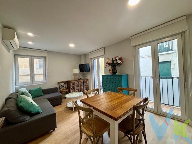 Despiértate con luz natural, abre el balcón y siente el pulso del Casco Viejo. Este piso totalmente reformado y a estrenar, junto a Plaza del Castillo, es para quienes quieren vivir la ciudad desde dentro, sin renunciar al confort ni al diseño. Un piso exterior, en esquina y lleno de luz, con dos balcones a la calle que se integran en un salón con cocina americana, perfecto para desayunos tranquilos, cenas improvisadas o tardes de sofá después del trabajo. Tiene dos habitaciones con armarios empotrados, un baño amplio y una reforma cuidada al detalle, con un estilo moderno y funcional, pensada para el día a día real. Calefacción y aire acondicionado por bomba de calor y agua caliente eléctrica para que estés cómodo todo el año. Es una segunda planta , con escaleras cómodas, porque vivir en el centro también es moverse con agilidad. Ideal para una pareja, una persona joven o cualquiera que quiera salir de casa y tenerlo todo a un paso: cafés, terrazas, tiendas, cultura y vida. Un piso para vivir, no solo para estar. 