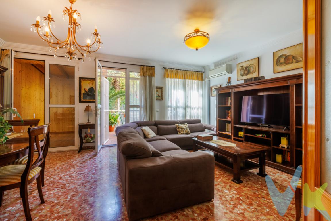 Te presentamos esta magnífica vivienda ubicada en la Avenida Mestre Serrano, una excelente zona entre L\'Alcúdia de Crespins y Canals, con fácil acceso a todos los servicios y a pocos minutos de Xàtiva.La vivienda se distribuye en tres plantas y ofrece amplios espacios pensados para el confort de toda la familia.En la planta baja encontramos un acogedor salón-comedor, cocina independiente, un baño completo, una habitación cerrada ideal como dormitorio, despacho o sala polivalente, además de una agradable terraza privada que aporta luminosidad y un espacio perfecto para disfrutar al aire libre.La primera planta dispone de dos habitaciones exteriores con balcón y vistas a la calle, un baño completo y una amplia habitación principal que cuenta con baño en suite y vestidor, proporcionando un espacio íntimo y confortable.En la última planta se ubican dos amplias estancias simétricas con múltiples posibilidades de uso, pudiendo destinarse a dormitorios, zona de juegos infantil, despacho, gimnasio o sala de ocio. En esta misma planta también encontramos una práctica galería destinada a lavandería y tendido de ropa.La propiedad incluye además un garaje de uso privativo, con capacidad para vehículos y una gran zona de almacenamiento, ideal para quienes necesitan espacio adicional.Una vivienda espaciosa, versátil y lista para convertirse en el hogar ideal para familias que buscan amplitud, comodidad y una excelente ubicación en una zona tranquila y bien comunicada. Agencia Registrada con el Nº 89 en el Registro Obligatorio de Agentes Inmobiliarios de la Comunitat Valenciana. Puede consultar en la web de la GVA:https://habitatge.gva.es/es/registres-en-materia-habitatgeLa oferta está sujeta a cambios de precio o retirada del mercado sin previo aviso. Este anuncio en su conjunto, incluyendo textos, fotos, imágenes o cualquier otro contenido de este, no es vinculante dado que la información es ofrecida por terceros y puede contener errores. Se muestra a título informativo y no contractual.Gastos de la compraventa a cargo de la parte compradora no incluidos en el precio del inmueble a tener en cuenta:.- ITP con carácter general en Valencia es del 9% pudiendo corresponderle otro tipo impositivo atendiendo a sus circunstancias personales (por edad, renta o situación familiar primera vivienda habitual, etc ) previstas legalmente.*Base imponible del impuesto el mayor valor entre el precio de compraventa, la tasación o el valor de referencia catastral..- Gastos de notaría y registro, en su caso, suelen oscilar aprox; entre 1,5% y 2,5% (aranceles variables según valor de compraventa, n.º de copias, etc )..- Si tramita la inscripción una gestoría, deberá abonar sus honorarios más iva ( en este caso suele oscilar entre los 250 y los 400 + iva)..- Honorarios de mediación inmobiliaria a cargo del comprador del 3% del precio final de venta más IVA (21%).Por mandato expreso del propietario, comercializamos este inmueble en exclusiva, lo que le garantiza el acceso a toda la información, a un servicio de calidad, un trato fácil, sencillo y sin interferencias de terceros. Por este motivo, se ruega no molestar al propietario, a los ocupantes de la propiedad o a los vecinos. Muchas gracias por su comprensión. Si usted es agente inmobiliario y tiene un cliente para este inmueble, llámenos: estaremos encantados de colaborar.Se informa al consumidor que la agencia actúa como intermediaria inmobiliaria en la operación, estando cualquier eventual compraventa y sus condiciones sujeta a la aceptación expresa del propietario-vendedor y a la posterior formalización del correspondiente contrato.