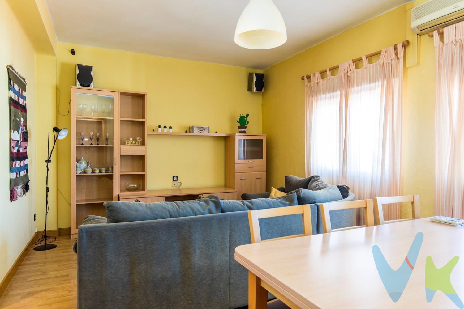 Bonito apartamento luminoso en venta en calle Don Pedro de Luna. Te presentamos este acogedor apartamento ubicado en la calle Don Pedro de Luna, ideal tanto como vivienda habitual como inversión. La vivienda se distribuye en un amplio y luminoso salón con dos ventanales, cocina independiente, un dormitorio doble (antiguamente dos dormitorios) y otra estancia actualmente acondicionada como vestidor o zona de almacenaje. Además, cuenta con un baño funcional con ventana. Entre sus calidades destacan los suelos laminados, puertas de haya, ventanas climalit oscilobatientes, toma de gas en la ventana y sistema de climatización mediante split tanto en el salón como en el dormitorio, puerta blindada. . Se vende con los muebles que aparecen en el anuncio, lo que facilita una entrada rápida y cómoda a la vivienda. El edificio tiene pocos gastos de comunidad, lo que lo convierte en una opción económica para vivir o alquilar. Una vivienda cómoda, bien distribuida y muy luminosa. ¡Ven a verla!