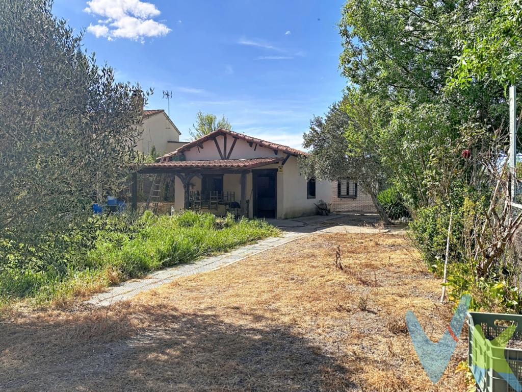Finca rústica a la venta en Traslapuente con acceso desde el camino principal. La finca tiene un total de unos 3.380 m2, la parte delantera de la misma se usa como espacio de recreo donde está la zona de barbacoa, jardín y caseta con su poche, desde un acceso lateral se pasa al resto de la finca, actualmente sin cultivar. La caseta tiene las medidas reglamentarias de 40 m2 más el porche, además tiene un aseo independiente y una caseta auxiliar para la herramienta. Es una oportunidad única que con un poco de inversión tendrás una finca espectacular donde pasar buenos ratos con familia y amigos.