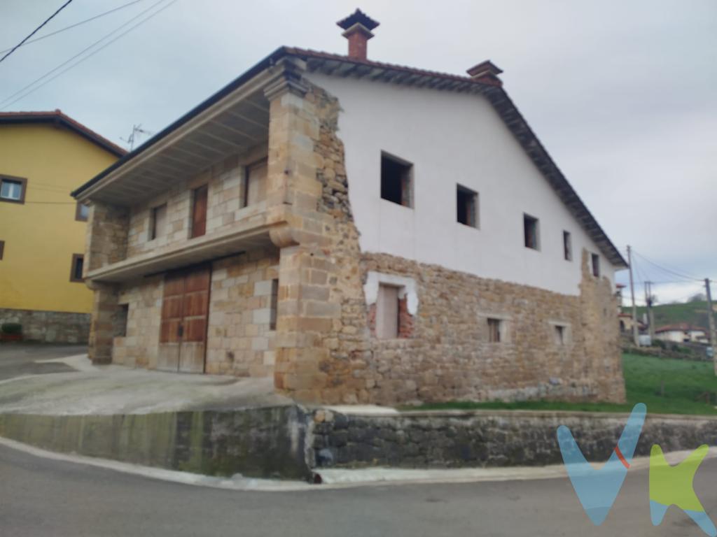 VIVIENDA CON GRAN GARAJE O  ESPACIO PARA TU PROPIO NEGOCIO. Casona de piedra con historia, que ofrece 500m2 para dar vida a eso que te ronda por la cabeza. Planta baja  de 230 m2 con portón de puertas correderas, ideal para negocio o un garaje que sea la envidia de todos, conecta mediante escaleras de hormigón a primera planta, donde te espera tu futura casa.Bienvenido a la primera  planta , con acceso desde el gran garaje y mediante una escalera exterior para recibir a tus invitados en un amplio hall. Recién distribuida en 3 habitaciones, baño y amplio espacio para cocina y salón con salida al balcón de la fachada principal y escalera para acceder al bajo cubierta donde podrás hacer otras 2 habitaciones y baño, ya que por espacio no será. Todas las estancias cuentan con amplios huecos para ventana, lo que permite disfrutar de mucha luz natural.La estructura es sólida, de hormigón, conserva lo mejor de su esencia: la madera original de roble del tejado, visible y protagonista en el bajo cubierta. Un equilibrio perfecto entre carácter tradicional y base moderna. El bruto de la obra esta realizado, cuenta con luz y agua.En la parte trasera lateral tiene una construcción adicional, perfecta como choco, garaje o espacio de reuniones, y un pequeño terreno de 195 m2  en la parte trasera.Ubicado en el corazón de Rasillo , en Villafufre, en un entorno rural y rodeado de la belleza de los Valles Pasiegos. Con SELAYA a 10 min donde encontrar todos los servicios necesarios del día a día.  Conexión con la A-8 a 15 km y  a 36 km de Torrelavega, Santander y sus playas.Una propiedad diferente, con carácter, en un entorno tranquilo y con mil posibilidades. Aquí no compras solo una casa: compras espacio, historia y libertad para crear.Gastos e impuestos no incluidos en el precio (compra sujeta a ITP. El comprador se hará cargo de los costes de la escritura e inscripción en el registro de la propiedad) +Impuestos, gastos de notaría, Registro y 2% + IVA de gastos de gestión, NO INCLUIDOS.