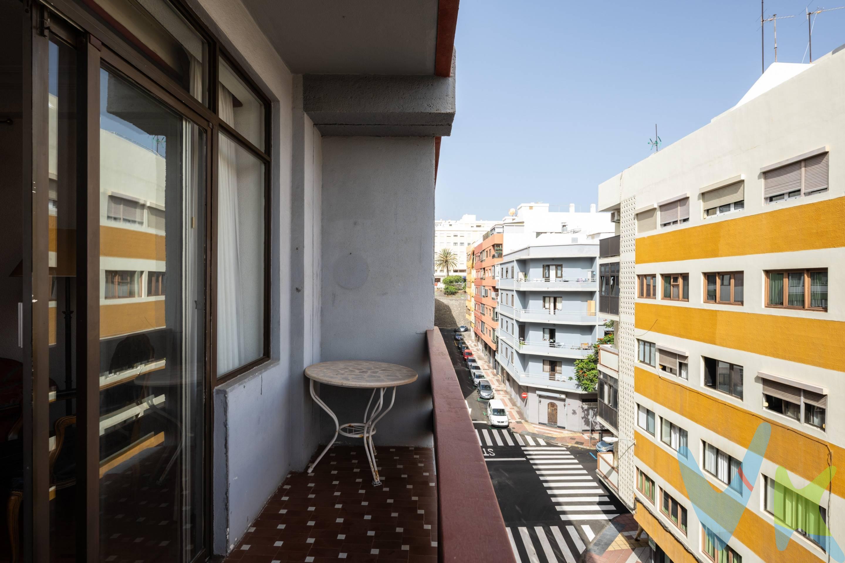 Encontrar espacio real, luz natural y una ubicación verdaderamente estratégica en Las Palmas de Gran Canaria es un privilegio. Esta magnífica propiedad, situada en la emblemática Calle Más de Gaminde, representa esa oportunidad única para quienes buscan un hogar definitivo con carácter o una inversión segura en pleno corazón de Mesa y López. Desde la entrada, la vivienda cautiva por su solidez y empaque. El corazón de la casa lo compone un espectacular salón-comedor de gran formato, donde los impecables suelos de parqué y los techos altos con molduras adquieren todo el protagonismo. Esta estancia se conecta de manera natural con el exterior a través de grandes ventanales que dan acceso a un fantástico balcón alargado, un rincón perfecto para disfrutar del clima de la isla con una agradable perspectiva despejada de la calle. La zona de descanso mantiene este estándar de confort con estancias generosas que se alejan de las reducidas dimensiones de la construcción moderna. El dormitorio principal se presenta como un auténtico santuario de dimensiones extraordinarias, presidido por un majestuoso frente de armarios de madera maciza. Por su parte, las habitaciones secundarias sorprenden por su planta cuadrada y desahogada, equipadas también con armarios empotrados y capacidad holgada para albergar dos camas o un luminoso espacio de teletrabajo. Toda la vivienda transpira la calidez de los materiales nobles y goza de una luminosidad excepcional al ser completamente exterior. Su distribución limpia ofrece el lienzo perfecto: es una propiedad impecable para entrar a vivir disfrutando de su elegante estilo clásico, pero también posee un potencial extraordinario para quienes deseen proyectar una reforma contemporánea de concepto abierto. La comodidad del día a día se eleva gracias a una codiciada plaza de garaje en el mismo edificio, un activo de valor incalculable que marca la diferencia en esta céntrica ubicación. Las propiedades con esta categoría y localización son un activo sumamente cotizado: solicita tu visita hoy mismo y adelántate. 