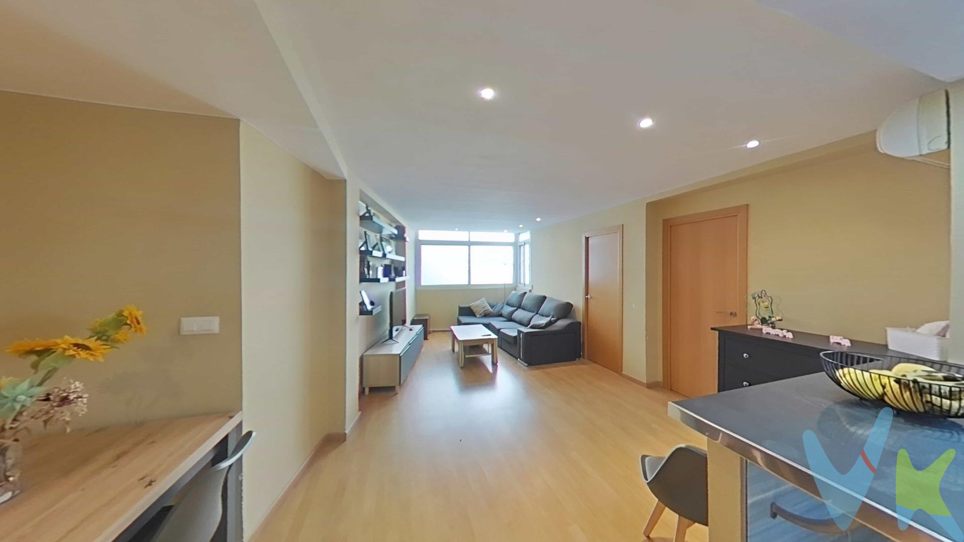 ¡Descubre tu nuevo hogar en el encantador barrio de Benimaclet, Valencia! 🌟 Este acogedor piso reformado de 74 m² te ofrece todo lo que necesitas para entrar a vivir. Con una orientación noreste y situado a solo 3000 metros del mar 🏖️, disfrutarás tanto de la comodidad como del sol valenciano. Cuenta con dos habitaciones dobles🛌 y una habitación sencilla perfecta para estudios o visitas 👩‍🎓👨‍🎓. El baño está completamente renovado 🚿, ideal para relajarte después de un largo día. La ubicación es inmejorable: rodeada por centros comerciales 🛍️, escuelas 🎒 y zonas infantiles ideales para familias; además tienes acceso al metro 🚇 que conecta fácilmente con el centro urbano 📍. Esta propiedad se presenta como una excelente oportunidad ya sea si deseas establecerte en uno de los mejores barrios ⚡de Valencia o invertir alquileres dirigidos principalmente a estudiantes universitarios 💼🏠. ¡No pierdas esta increíble ocasión!. Agencia Registrada con el Nº 2.059 en el Registro Obligatorio de Agentes Inmobiliarios de la Comunitat Valenciana, según el DECRETO 98/2022, de 29 de julio, del Consell, por el que se regula el Registro de Agentes de Intermediación Inmobiliaria de la Comunitat Valenciana. Por mandato expreso del propietario, comercializamos este inmueble en EXCLUSIVA COMPARTIDA, lo que le garantiza el acceso a toda la información, a un servicio de calidad, un trato fácil, sencillo y sin interferencias de terceros. Por este motivo, se ruega no molestar al propietario, a los ocupantes de la propiedad o a los vecinos, así como a los porteros de la comunidad en el caso de que los hubiera. Muchas gracias por su comprensión. Si usted es agente inmobiliario y tiene un cliente para este inmueble, llámenos: estaremos encantados de colaborar. El precio del inmueble no incluye los honorarios de la agencia que ascienden al 3% del precio final del inmueble, ni los gastos de notaría y registro de la propiedad (que están sujetos a aranceles y varían dependiendo del precio de escrituración), ni los impuestos (que en la Comunitat Valenciana varían dependiendo del precio del inmueble y de las características personales del comprador). EL ANUNCIO NO ES VINCULANTE Y PODRÍA CONTENER ALGÚN ERROR. AUNQUE EN LAS FOTOS SE VE UN SPLIT DE A/A NO SE INCLUYE PORQUE NO FUNCIONA. LOS VEHÍCULOS Y ALGUNOS MUEBLES QUE APARECEN EN LAS FOTOS, NO ESTÁN INCLUIDOS !!!