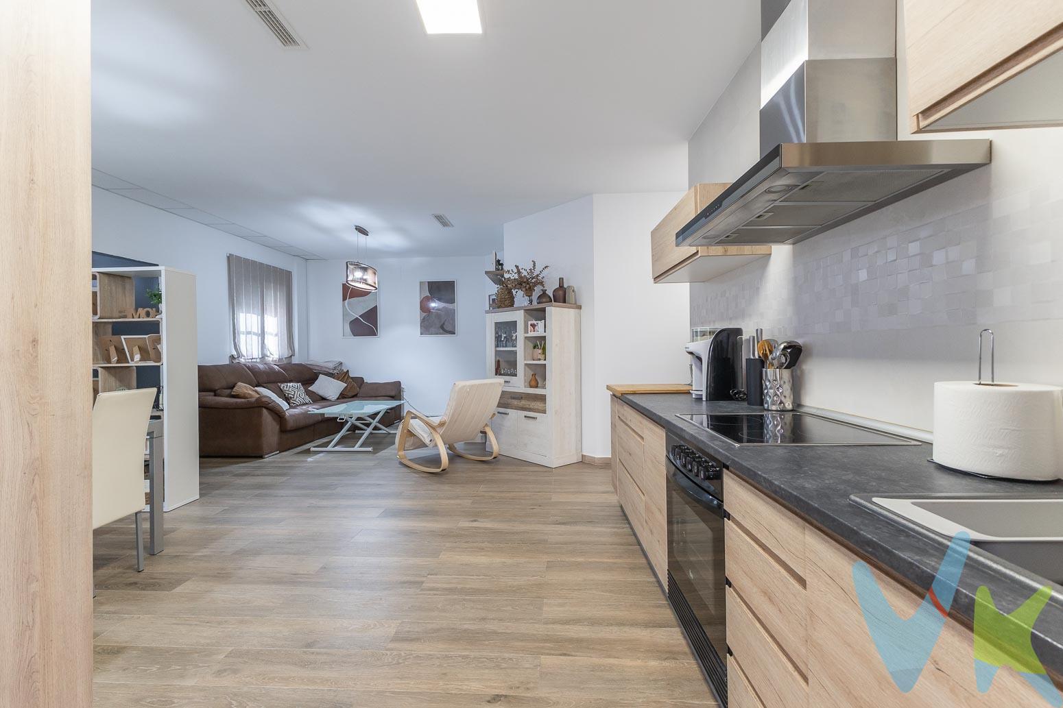 ¡Descubre tu nuevo hogar ideal! Este hermoso bajo vivienda reformado con garaje incluido, combina confort, funcionalidad y un diseño moderno pensado para mejorar tu calidad de vida. Con una distribución inteligente y espacios luminosos, esta propiedad es perfecta para familias que buscan tranquilidad sin renunciar a la comodidad. Al entrar, te sorprenderá su ambiente cálido y acogedor gracias a sus amplios ventanales y el suelo porcelánico de alta calidad que se extiende por toda la vivienda. La vivienda cuenta con dos habitaciones espaciosas, la principal con armario empotrado de pared a pared, ofreciendo un amplio espacio de almacenamiento y orden. Los dos baños, uno con ducha y otro con bañera completamente equipados y en excelentes condiciones, garantizan comodidad y privacidad para todos los miembros de la familia. La cocina office es el corazón del hogar, diseñada para disfrutar de momentos en familia o con amigos, con suficiente espacio para crear deliciosas comidas y compartir momentos memorables. La vivienda se complementa con sistemas de aire acondicionado por conductos en toda la casa, con la unidad ya instalada, brindando una temperatura agradable en cualquier estación del año. Uno de sus mayores atractivos es la espectacular terraza de 75 metros cuadrados, un espacio luminoso y versátil donde podrás relajarte, organizar reuniones o disfrutar del aire libre en la comodidad de tu hogar. La orientación y el diseño permiten aprovechar al máximo la luz natural, creando un ambiente brillante y agradable en cada rincón. Este bajo vivienda es la opción perfecta para quienes valoran la tranquilidad, el espacio y un entorno familiar acogedor. No dejes pasar esta oportunidad de vivir en un espacio que combina modernidad y calidez. ¡Contáctanos hoy mismo y da el primer paso hacia tu nuevo hogar!. Agencia Registrada con el numero 0935 en el Registro Obligatorio de Agentes  Inmobiliarios de la Comunitat Valenciana. La oferta esta sujeta a cambios de precio o retirada del mercado sin previo aviso. Este anuncio en su conjunto, incluyendo texto, fotos, imágenes o cualquier otro contenido del mismo, no es vinculante dado que la información es ofrecida por terceros  y puede contener errores.  Los datos e información contenida en este anuncio son meramente informativos, por lo que no tienen carácter contractual, reservándose la Inmobiliaria de poder modificarlos en cualquier momento. El precio NO INCLUYE  los honorarios de la Inmobiliaria, los  impuestos (IVA, ITP), Notaria, Registro y Gestoría.