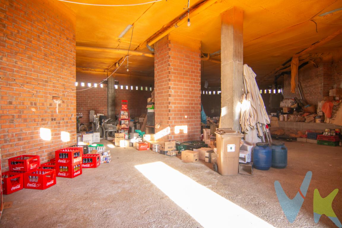  **Local en Venta en Oviedo, Zona La Florida**Presentamos este magnífico local en venta, situado en la vibrante zona de La Florida, en Oviedo. Con una superficie útil de 227,98 metros cuadrados y coincidiendo con sus metros construidos, esta propiedad ofrece una oportunidad excepcional para establecer un negocio en una ubicación estratégica y moderna. El edificio, construido en el año 2002, garantiza una infraestructura contemporánea y eficiente.El inmueble es destacadamente amplio, lo que le confiere una versatilidad para adaptar el espacio según las necesidades del negocio que se desee instalar. Su extensión permite una distribución cómoda y funcional de las áreas de trabajo, atención al cliente, almacenamiento, entre otras. Este local tiene el potencial de convertirse en una tienda, oficina, centro médico, o cualquier otro tipo de establecimiento comercial.Ubicado en una de las zonas más dinámicas y en desarrollo de Oviedo, cuenta con excelentes conexiones de transporte público, esenciales para facilitar el acceso tanto de clientes como de empleados. A escasa distancia, se encuentra una estación de tren que permite una movilidad ágil hacia diferentes puntos de la ciudad y alrededores. Asimismo, dispone de varias líneas de autobuses cercanas, proporcionando una conectividad impecable para quienes prefieran este medio de transporte.La Florida es una zona que destaca por su actividad comercial y residencial, creando un entorno próspero para cualquier tipo de negocio. La conveniencia de tener cerca supermercados, bancos, restaurantes y diversos servicios, hace que esta ubicación sea especialmente atractiva. No solo ofrece facilidades, sino también la seguridad de estar en una zona consolidada y de creciente demanda.Otro aspecto relevante es la construcción relativamente reciente del edificio, lo cual aporta tranquilidad en cuanto a la calidad de las instalaciones y su estado de conservación. Este factor es particularmente importante al considerar la inversión, ya que se traduce en menores costes de mantenimiento y necesidad de reformas a corto plazo. La solidez de la estructura y los acabados aseguran un ambiente profesional y acogedor para los clientes y visitantes.Para los potenciales compradores que valoran la amplitud, la modernidad y la accesibilidad, este local en La Florida se presenta como una opción inmejorable. Cada detalle de esta propiedad ha sido diseñado pensando en la funcionalidad y el aprovechamiento óptimo del espacio, brindando múltiples posibilidades para innovar y prosperar en cualquier actividad que se decida llevar a cabo.La oportunidad de adquirir un local en una zona en crecimiento y con tantas ventajas no se presenta todos los días. Invitamos a los interesados a concertar una visita para apreciar de primera mano las cualidades de este inmueble. No deje pasar la ocasión de invertir en un espacio con tanto potencial y situado en uno de los emplazamientos más cotizados de Oviedo.Para más información y para coordinar una visita, por favor, no dude en ponerse en contacto con nosotros. Estamos a su disposición para resolver cualquier duda y asistirle durante todo el proceso de adquisición. Haga de este local el núcleo de su próximo éxito empresarial. 