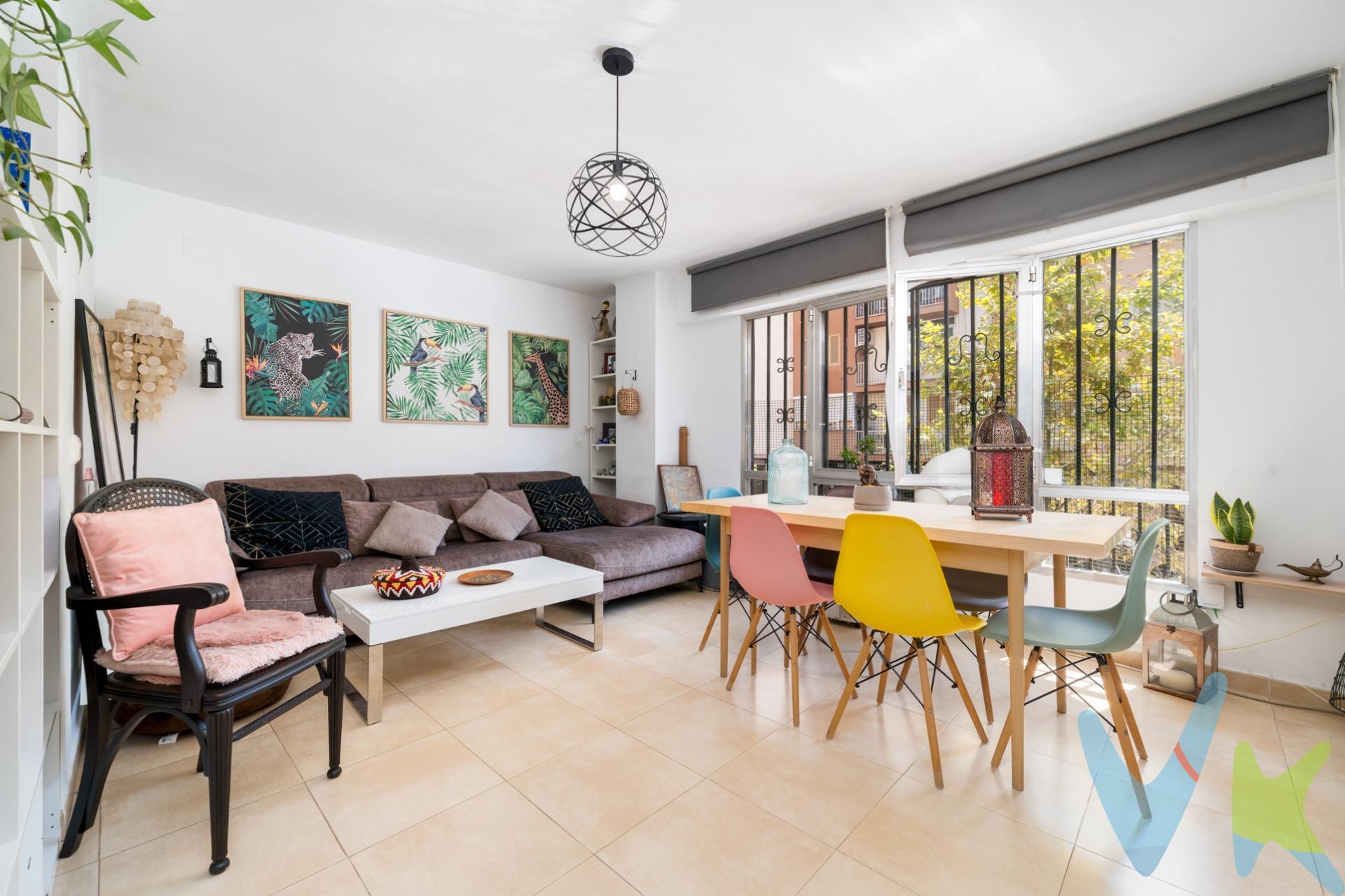 Esta propiedad ofrece una localización práctica en Palma, con buen acceso a las principales vías de comunicación, a solo 1,5 km del centro de Palma y de la playa. Con una superficie útil de 73 m², esta vivienda en primera planta resulta adecuada para familias que busquen un hogar luminoso, tranquilo y versátil. El comedor es espacioso y cuenta con un ventanal que aporta abundante luz natural, generando una sensación agradable de amplitud. La distribución actual incluye tres habitaciones —una doble y dos individuales— que pueden adaptarse a distintas necesidades. El baño es completo, con bañera, y la cocina, de diseño funcional, ofrece acceso directo a la terraza. La terraza, de uso privativo y 60 m² de superficie, es un espacio multifuncional para actividades de ocio o descanso. Dispone además de un cerramiento de 10 m² que permite destinarlo a una cuarta habitación, un estudio o un área de trabajo. Uno de los aspectos más interesantes de la vivienda es su potencial de redistribución. La actual configuración facilita la posibilidad de crear espacios más abiertos, un comedor con salida directa a la terraza o cualquier otra distribución que aproveche la luz natural que llega a toda la casa. La finca no dispone de ascensor, lo que ayuda a mantener unos gastos de comunidad ajustados. El vecindario mantiene una buena convivencia y la comunidad está al día en sus pagos. Si quieres conocerla de primera mano, no dudes en venir a visitarla, ¡Está lista para entrar a vivir y empezar a crear tu nuevo hogar!